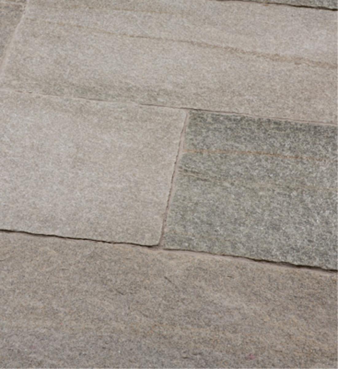 Angaben:
Terrassenplatten LUSERNA VALLEVERDE CLASSIC; Bearbeitung: Oberfläche spaltrau, Seiten handbekantet; Material: Gneis; Farbe: grau-gelblich gemischt.

Befund:
Pflasterplatten aus Naturstein.