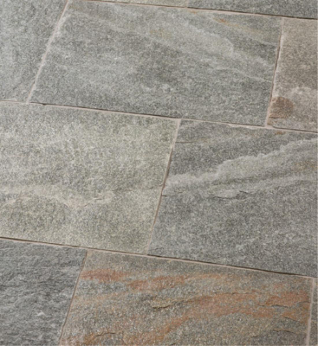 Angaben:
Terrassenplatten LUSERNA VALLEVERDE EXACTA; Bearbeitung: Oberfläche spaltrau, Seiten gesägt; Material: Gneis; Farbe: grau-gelblich gemischt.

Befund:
Pflasterplatten aus Naturstein.