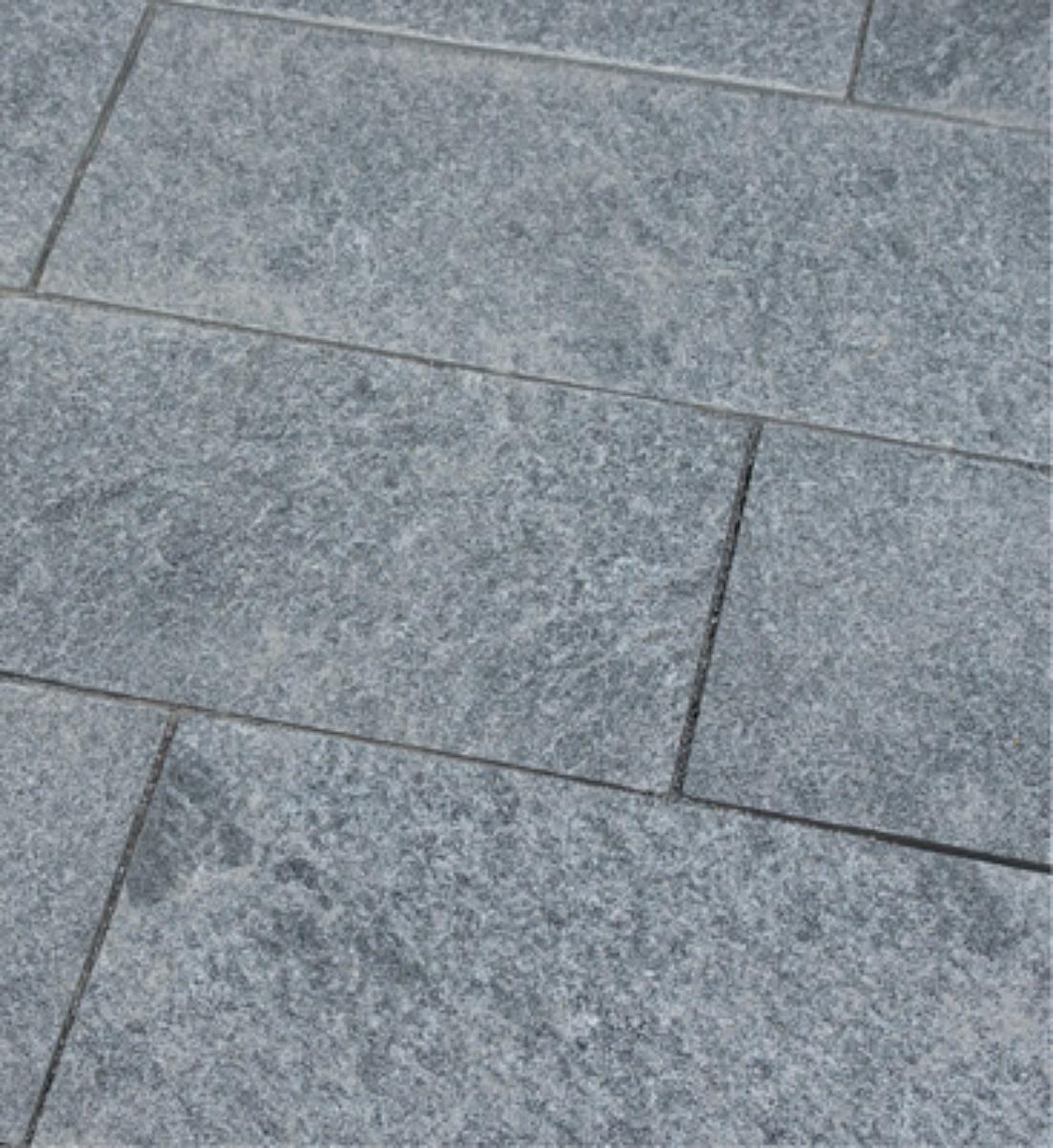 Angaben:
Terrassenplatten MAGGIA; Bearbeitung: Oberfläche spaltrau, Seiten gesägt; Material: Gneis; Farbe: dunkel- bis hellgrau, gebändert.

Befund:
Pflasterplatten aus Naturstein.
