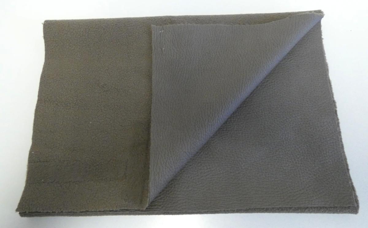 Textillaminat, Foto siehe Anlage,
- als Meterware, mit einer Breite von laut Antrag 140 cm,
- laut Untersuchungsergebnis:
-- aus zwei mit ihrer ganzen Fläche aufeinanderliegenden und so miteinander durch Kleben 
   verbundenen Lagen:
--- mit einer Oberlage (Schauseite):
---- aus einem gerauten, geprägten und bedruckten Kettengewirke,
---- aus synthetischen Chemiefasern (laut Antrag Polyester),
---- keine Elastomergarne oder Kautschukfäden enthaltend,
---- kein Samt, Plüsch, Schlingengewirke oder Schlingengestricke,
--- mit einer Unterlage:
---- aus einem gerauten Kuliergewirke,
---- aus synthetischen Chemiefasern,
- das die Schauseite bildende Kettengewirke verleiht der Ware insbesondere im Hinblick auf die
  Verwendung als Möbelbezugsstoff ihren wesentlichen Charakter.

"Kettengewirke, anderes als solche der Positionen 6001 bis 6004, aus synthetischen Chemiefasern,
 anderes als in der Unterposition (HS) 6005 35 genannte, bedruckt"