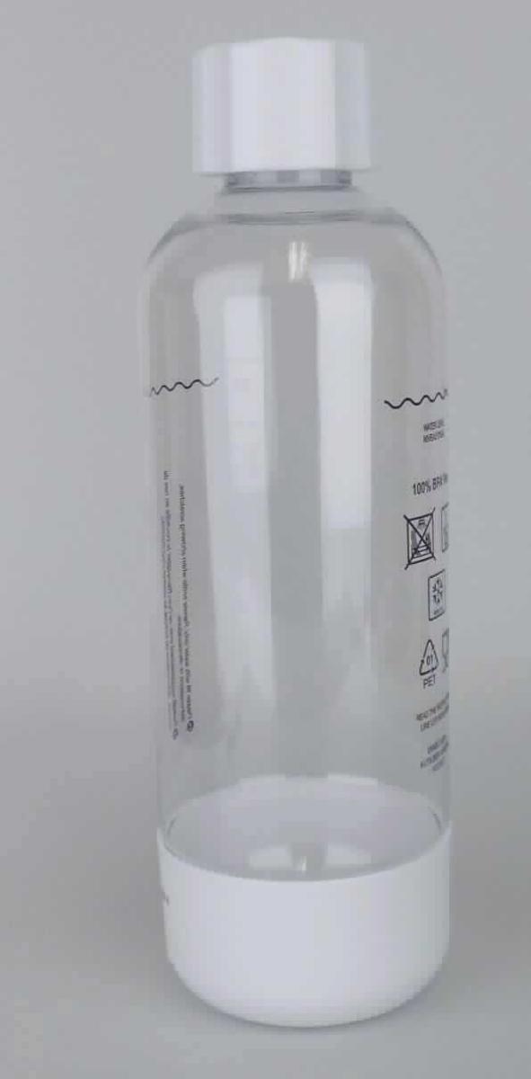 Nach den Antragsangaben sowie dem vorliegenden Warenmuster handelt es sich um eine so genannte "Soda Trend PET-Flasche" mit einem Fassungsvermögen von ca. einem Liter. Das transparente, zylindrische Erzeugnis verfügt über einen weißen Schraubdeckel (ohne Trinköffnung) sowie im Bodenbereich über ein weißes Sockelelement und ist vollständig aus Kunststoffen im Sinne der Anmerkung 1 zu Kapitel 39 (lt. Antrag aus PET) gefertigt. Die Flasche verfügt am Flaschenhals unterhalb des Schraubgewindes über vier Rastnasen zum Einsetzen in einen Wassersprudler (nicht Gegenstand dieser vZTA).

Das Erzeugnis dient zur Herstellung und zum Transport von kohlensäurehaltigen Getränken.

Zolltarifrechtlich handelt es sich um ein  "Transport- oder Verpackungsmittel aus Kunststoffen, Flaschen und ähnliche Waren mit einem Fassungsvermögen von 2 l oder weniger".