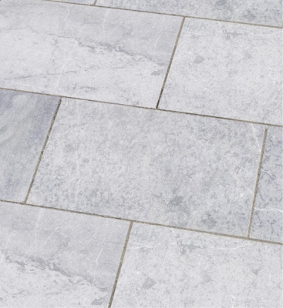 Angaben:
Terrassenplatten LAGUNA; Bearbeitung: Oberfläche gesägt, gestrahlt und gebürstet, Kanten antik, sonst gesägt; Material: Kalkstein; Farbe: blaugrau.

Befund:
Bearbeitete Werksteine und Waren daraus, andere Kalksteine.