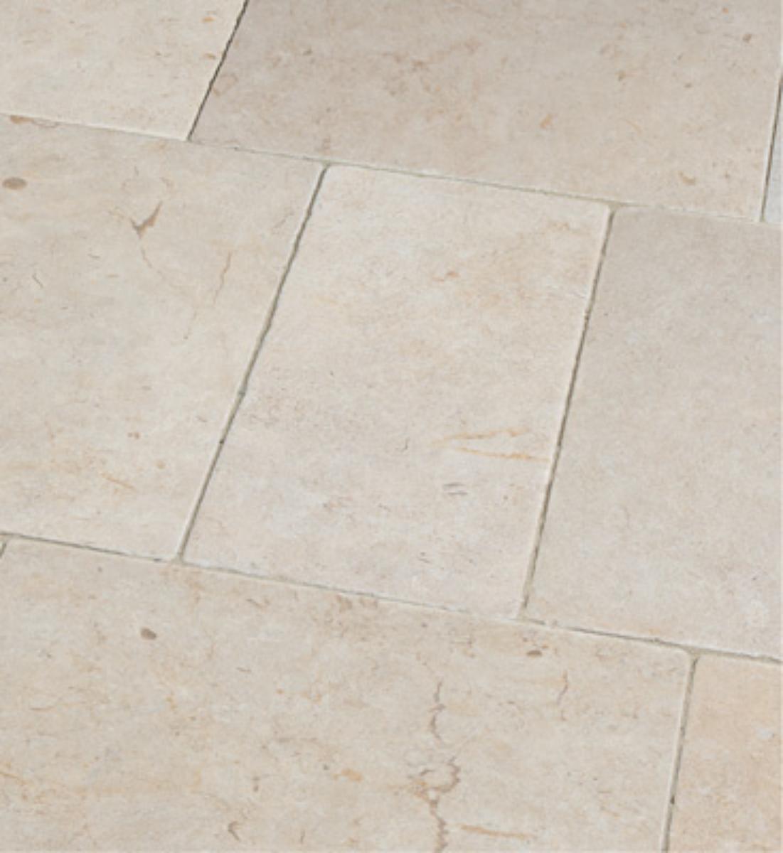 Angaben:
Terrassenplatten ARAMIS / IREMIA CREMATOS antik; Bearbeitung: Oberfläche geschliffen und getrommelt; Material: Kalkstein; Farbe: gelb-beige.

Befund:
Bearbeitete Werksteine und Waren daraus, andere Kalksteine.