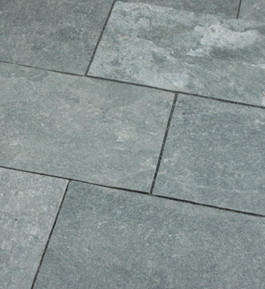 Angaben:
Terrassenplatten HELLAS; Bearbeitung: Oberfläche spaltrau, Seiten gesägt; Material: Silikatmarmor; Farbe: grau-grün.

Befund:
Pflasterplatten aus Naturstein.