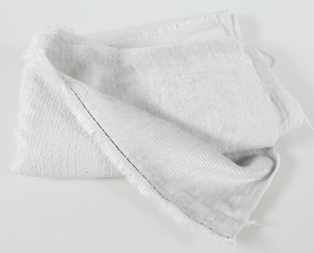 Chenillegewebe, Foto siehe Anlage,
- als Meterware, mit einer Breite von laut Antrag 145 cm,
- mit samtartiger Oberfläche,
- aus Chenillegarnen und anderen Garnen; beide aus synthetischen Chemiefasern (laut Antrag
  Polyester),
- auf der Rückseite dünn mit Kunststoff bestrichen.

"Chenillegewebe, keine Ware der Positionen 5802 oder 5806, aus Chemiefasern"