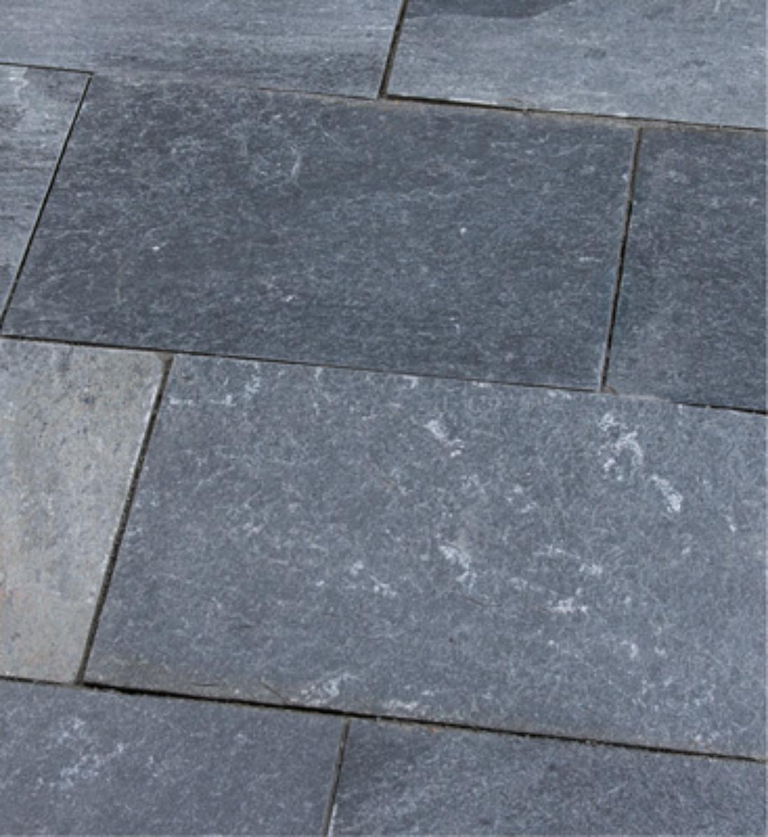 Angaben:
Terrassenplatten LARA BLAU; Bearbeitung: Oberfläche spaltrau, Seiten gesägt; Material: Calcitmarmor; Farbe: dunkelgrau-blau.

Befund:
Pflasterplatten aus Naturstein.