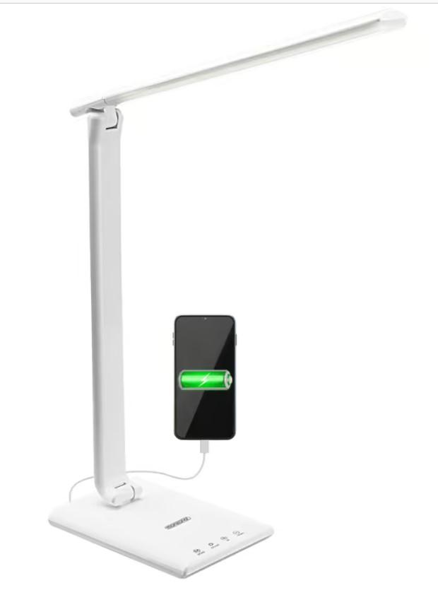 Bei dem Erzeugnis handelt es sich um eine zusammengesetzten Ware, bestehend aus einer elektrischen Tischleuchte zur Verwendung in Innenräumen und einer in sie verbauten USB-Ladeanschluss zum Aufladen weiterer elektrischer Geräte.
Die Ware mit den Abmessungen - 42 x 13 x 20 cm - H x B x T - besteht aus einem runden Leuchtenfuß, einem Leuchtenarm mit zwei Gelenken und einem dreh- und schwenkbaren Leuchtenkopf mit darin fest verbauter LED-Leuchtquellen, jeweils aus Kunststoff gefertigt.
Die Lichtsteuerung (15 Modi - drei verschieden Farbtemperaturen und fünf Helligkeitsstufen, sowie aus) erfolgt mittels vier Berührungstaster im Leuchtenfuß.
Zur weiteren elektrischen Ausstattung gehören eine Hohlsteckerbuchse, ein Kabel mit Netzstecker bzw. Hohlstecker sowie ein Netzteil.

Die Leuchte bestimmt den Charakter der zusammengesetzten Ware in Bezug auf den Umfang, das äußere Erscheinungsbild und die Bedeutung für die Verwendung.

Das Erzeugnis ist als "elektrische Leuchte, anderweit weder genannt noch inbegriffen, nicht von der Unterposition (HS) 9405 11 erfasst, Tischleuchte, ausschließlich zur Verwendung mit Leuchtdioden-Lichtquellen bestimmt, aus Kunststoff" einzureihen.