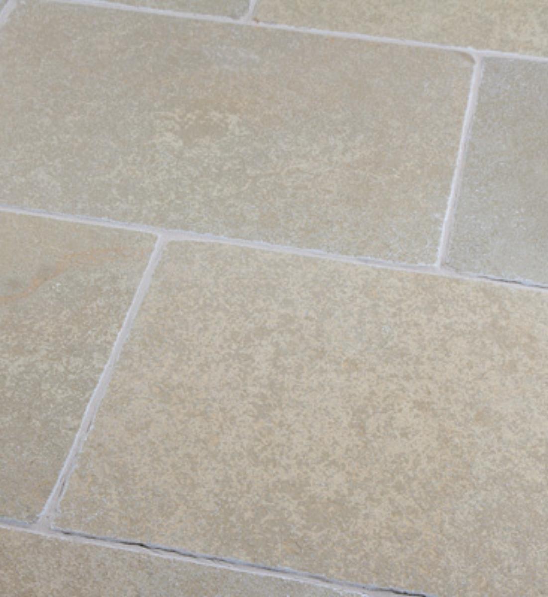 Terrassenplatten MARRAKESCH SANDBEIGE CLASSIC; Bearbeitung: Oberfläche spaltrau, Unterseite kalibriert, Seiten handbekantet, Kanten gefast, getrommelt; Material: Kalkstein; Farbe: ocker-beige.

Befund:
Bearbeitete Werksteine und Waren daraus, andere Kalksteine.