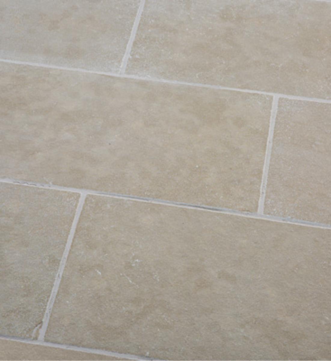 Terrassenplatten MARRAKESCH SANDBEIGE EXACTA; Bearbeitung: Oberfläche spaltrau, Unterseite kalibriert, Seiten gesägt, Kanten gefast, getrommelt; Material: Kalkstein; Farbe: ocker-beige.

Befund:
Bearbeitete Werksteine und Waren daraus, andere Kalksteine.