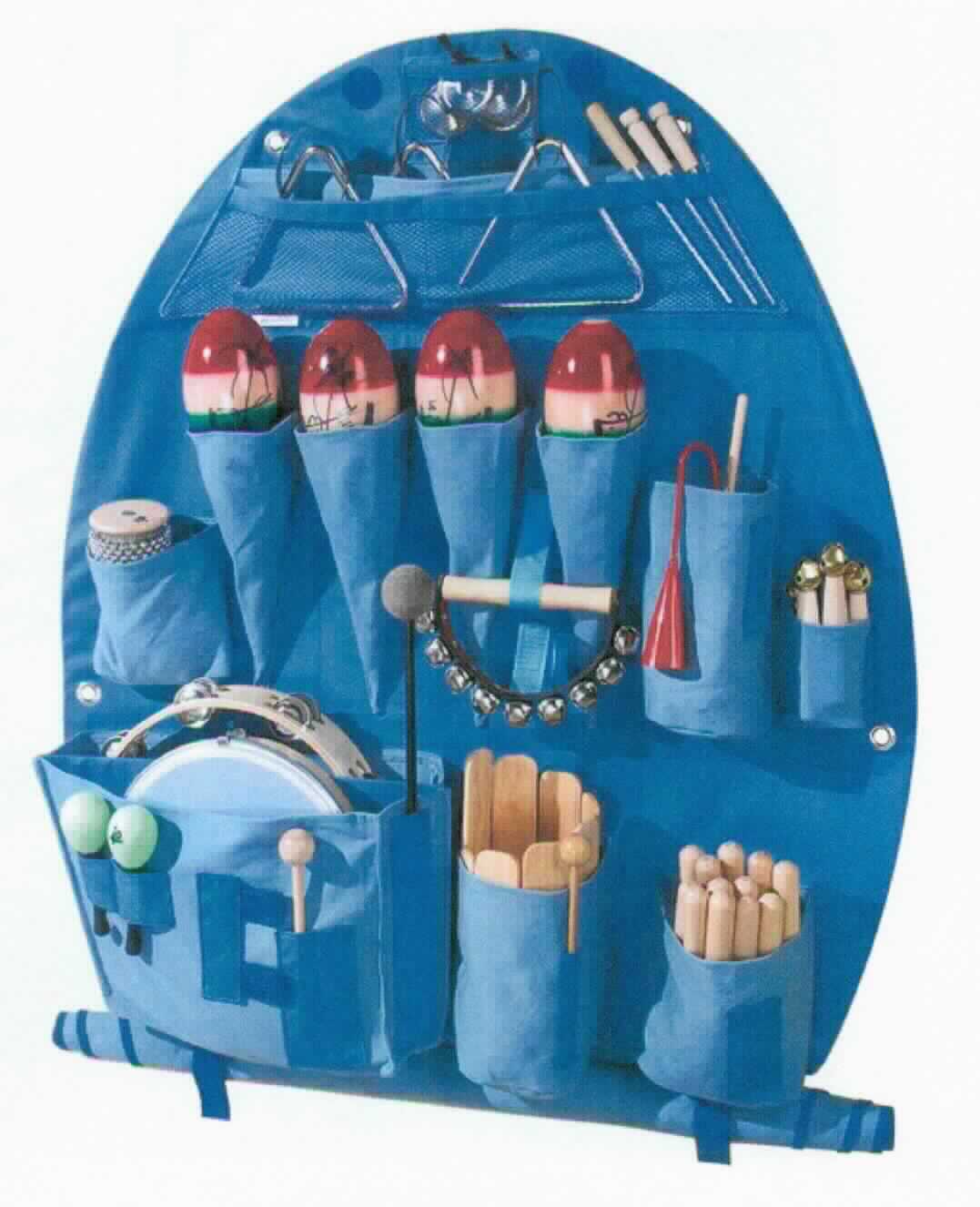 Bei dem sogenannten "Set aus Musiktasche und Instrumenten" handelt es sich um eine Warenzusammenstellung in Aufmachung für den Einzelverkauf, bestehend aus verschiedenen, vom Umfang her charakterbestimmenden Schlaginstrumenten, die in einer eiförmigen, ca. 82 cm hohen und ca. 73 cm breiten textilen Aufbewahrungs- und Präsentationsvorrichtung passgenau eingesteckt werden können. 

Das Präsentationsbehältnis ist zum Anbringen an einer Wand bestimmt und kann mit einem gleich großen textilen Deckel mittels Klettverschluss verkleidet werden. 

Bei den Schlaginstrumenten handelt es sich im Einzelnen um:
- 4 Stielkastagnetten
- 1 Handtrommel mit Schlägel
- 1 Rührtrommel mit Griff
- 2 Schellenkränze
- 6 Paar Korri-Klangstäbe
- 2 Paar Maracas
- 3 Triangeln
- 2 Paar Fingerzimbeln
- 2 Wooden Agogos
- 1 Tamburin Schlägel 
- 1 Schellenreifen
- 1 Holztamburin inkl. Schlägel
- 5 Glockenstäbe
- 2 Cabasa Medium

Die Ware ist als "Schlaginstrument" einzureihen.