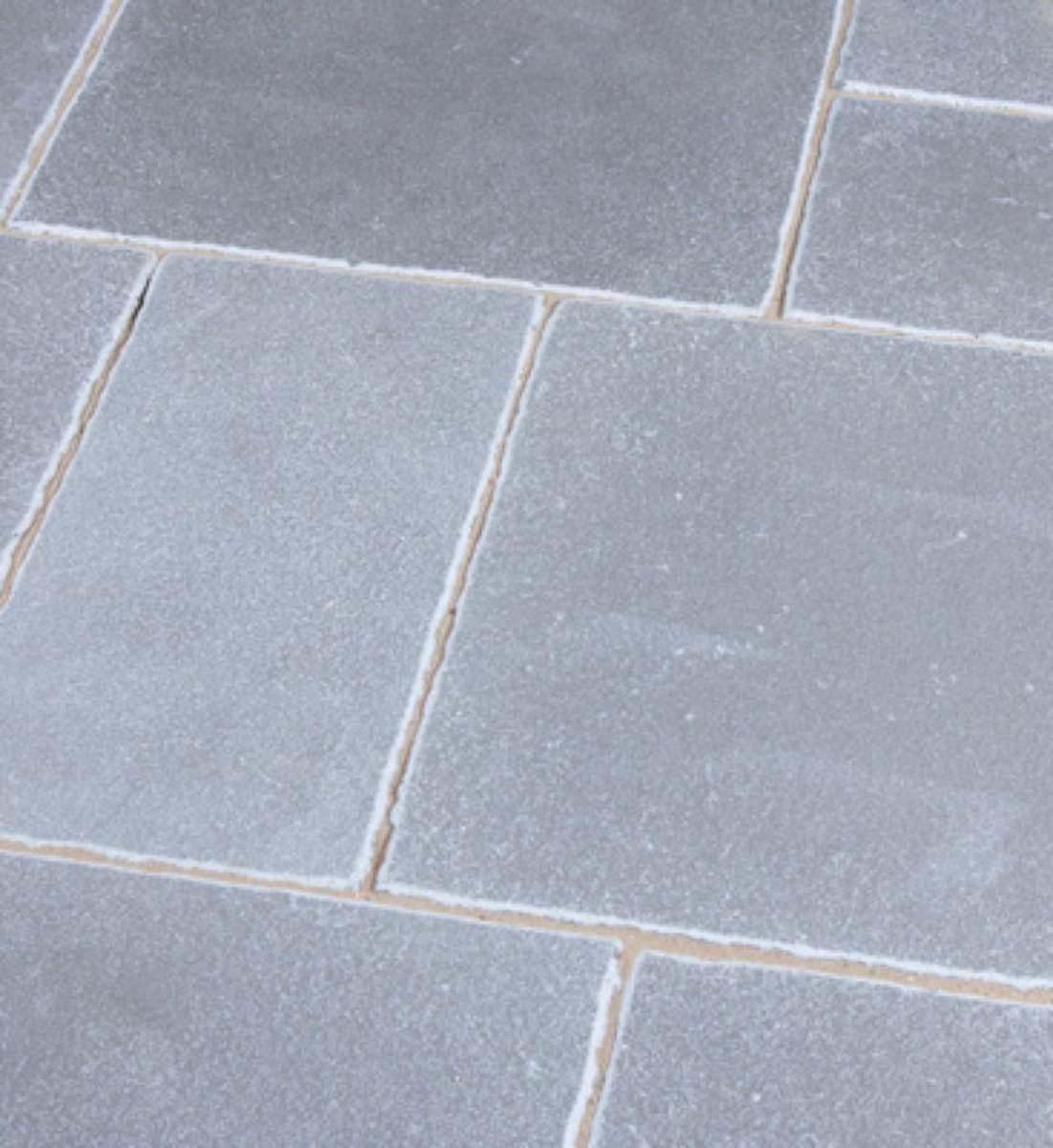 Angaben:
Terrassenplatten MARRAKESCH BLAUGRAU CLASSIC; Bearbeitung: Oberfläche spaltrau, Unterseite kalibriert, Seiten handbekantet, Kanten gefast, getrommelt; Material: Kalkstein; Farbe: grau-blau.

Befund:
Bearbeitete Werksteine und Waren daraus, andere Kalksteine.