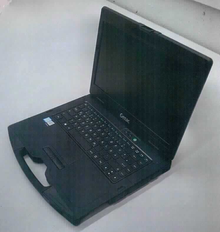 Tragbarer Rechner, sog. Notebook, in Form einer Warenzusammenstellung, bestehend aus einem Ladegerät und einem Rechner (charakterbestimmend im Hinblick auf die Verwendung).
Das 2,2 kg schwere Gerät besteht im Wesentlichen aus einer Zentraleinheit mit Prozessor, Arbeitsspeicher, Grafik- und Audiobausteinen, WLAN- und Bluetooth-Modul, Festplattenlaufwerk, 14 Zoll Bildschirm, Tastatur, Touchpad, Lautsprecher und Akkumulator in einem gemeinsamen, 350 x 293 x 34,9 mm großen Gehäuse mit Mikrofon-, Kopfhörer-, HDMI-, Stromversorgungs-, Ethernet- und USB-Anschlüssen sowie Einschubschacht für Speicherkarten.
Es verfügt über Speicher für Datenverarbeitungsprogramme und Daten, ist frei programmierbar nach Benutzeranforderungen, vermag Rechenoperationen nach Benutzeranweisungen durchzuführen und ist in der Lage, den Programmablauf durch logische Entscheidungen selbst zu ändern.
Die Bestandteile der Warenzusammenstellung sind gemeinsamfür den Einzelverkauf aufgemacht.

Die Ware wird als "tragbare automatische Datenverarbeitungsmaschine mit einem Gewicht von weniger als 10 kg, aus einer Zentraleinheit, einer Tastatur und einem Bildschirm bestehend" eingereiht.

Anlage: 1 Abbildung