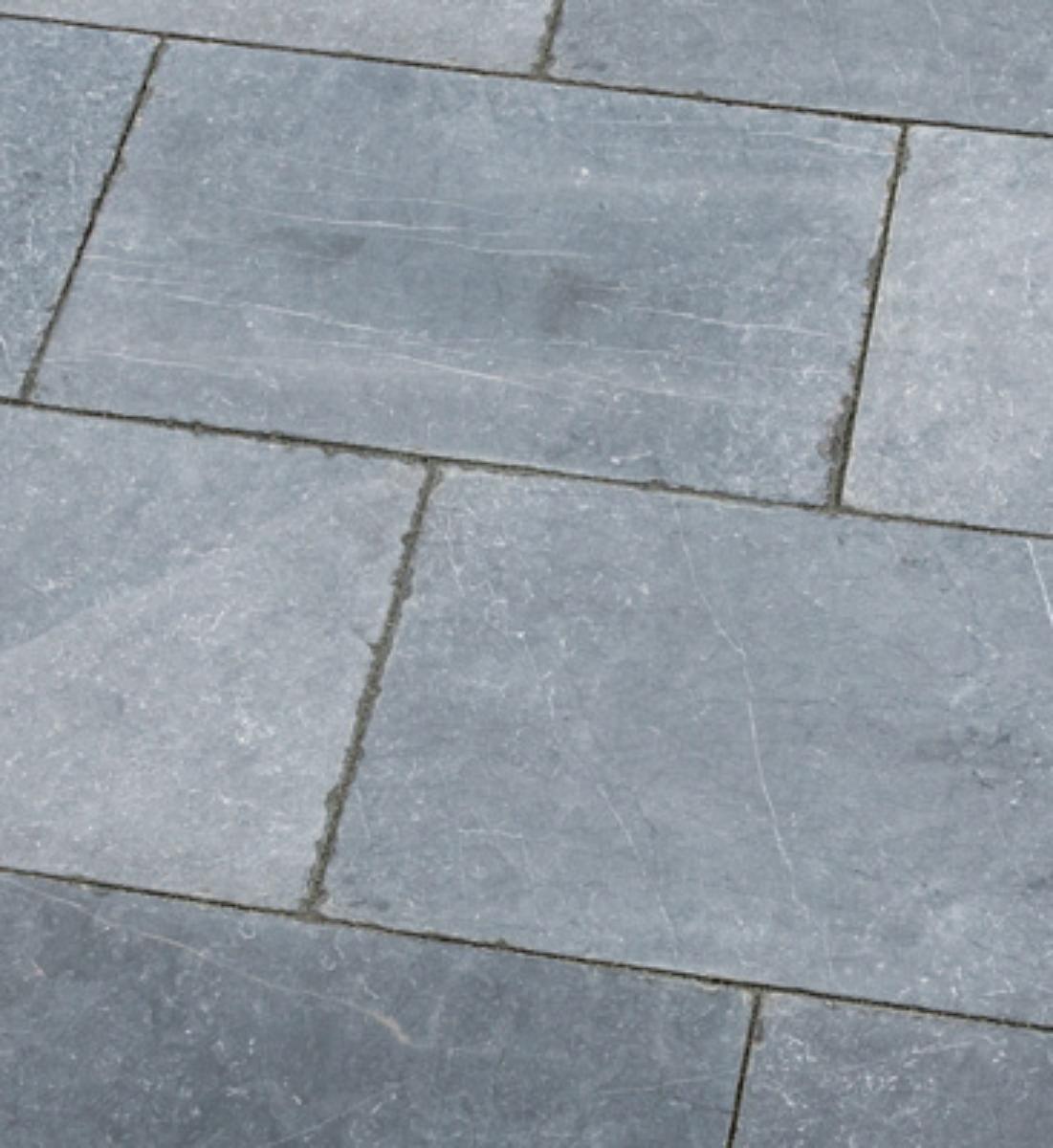 Angaben:
Terrassenplatten ROYAL BLUE antik; Bearbeitung: Oberfläche geschliffen und getrommelt, Seiten gesägt; Material: Kalkstein; Farbe: dunkelgrau-bläulich.

Befund:
Bearbeitete Werksteine und Waren daraus, andere Kalksteine.