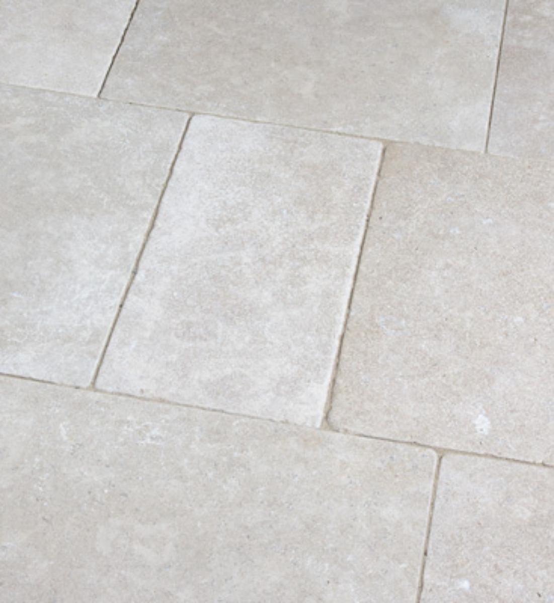 Angaben:
Terrassenplatten VIA CORONA antik; Bearbeitung: Oberfläche gesägt und aufgeraut, Kanten getrommelt; Material: Kalkstein; Farbe: creme-beige.

Befund:
Bearbeitete Werksteine und Waren daraus, andere Kalksteine.