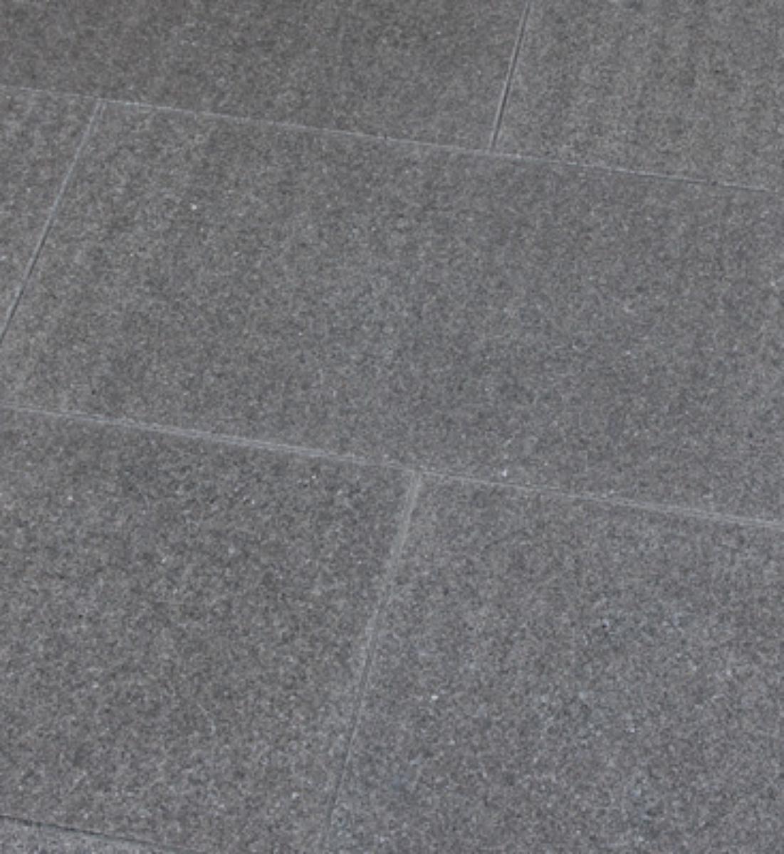 Angaben:
Terrassenplatten IMPALA BLACK, satiniert; Bearbeitung: Oberfläche geflammt, wassergestrahlt und gebürstet, Kanten gefast, Seiten gesägt; Material: Gabbro; Farbe: anthrazit-schwarz.

Befund:
Bearbeitete Werksteine und Waren daraus.