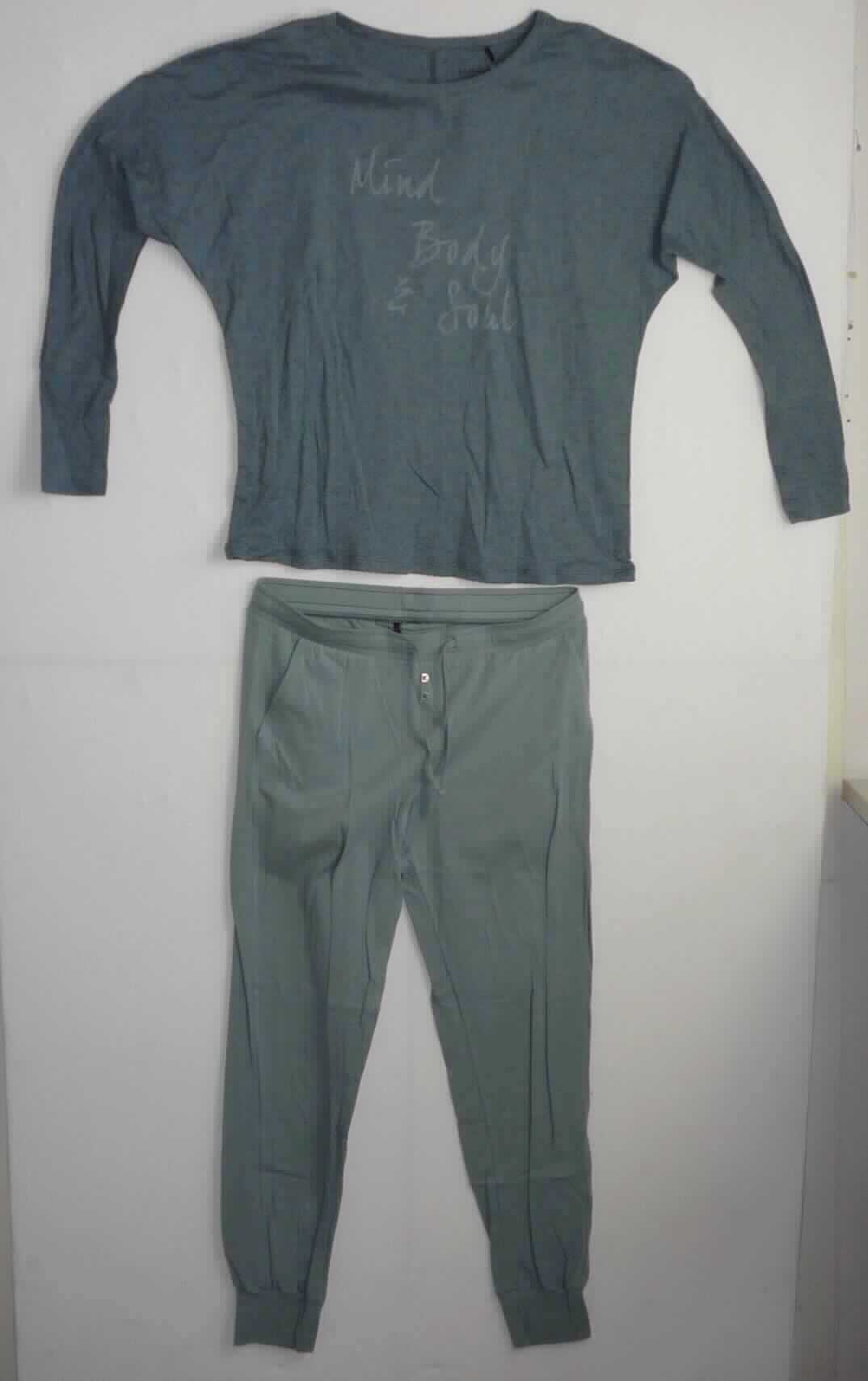T-Shirt und lange Hose, sog. Damenpyjama, Art. 158623, Größe S, Foto siehe Anlage,
- in einem Polybeutel verpackt,
- als zweiteilige Zusammenstellung; kein Schlafanzug, da die Kleidungsstücke nach ihren objektiven Merkmalen 
  (insbesondere nach Schnitt, Material und Gesamteindruck) unterschiedslos im Bett oder an anderen Orten 
  getragen werden können und daher nicht dazu bestimmt sind, ausschließlich oder im Wesentlichen als
  Nachtkleidung getragen zu werden,
- keine Kombination, u. a. weil ein Kleidungsstück der Position 6109 (T-Shirt) nicht als Bestandteil einer 
  Kombination zugelassen ist,
- T-Shirt:
-- aus ca. 0,6 mm dicken, buntgewirkten Gewirken (melierte Garne) aus laut Antrag 95 % Baumwolle und 
   5 % Viskose (künstliche Chemiefasern),
-- über die Taille reichend (Rückenlänge: ca. 63 cm),
-- mit einem runden, leicht halsfernen Ausschnitt mit einer Randeinfassung,
-- ohne Öffnung und ohne Verschluss,
-- mit langen, enganliegenden Ärmeln, 
-- auf der Vorderseite mit einem Aufdruck verziert,
-- am unteren Rand durch Umschlagen und Festnähen gesäumt,
-- erfüllt die Merkmale zur Einreihung als T-Shirt, somit keine Ware des TARIC-Codes 6109 1000 90.

"T-Shirt, aus Gewirken, aus Baumwolle"