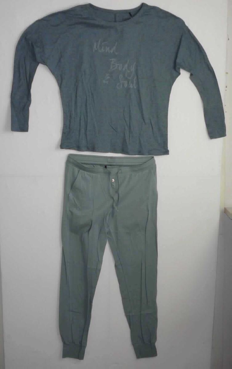 T-Shirt und lange Hose, sog. Damenpyjama, Art. 158623, Größe S, Foto siehe Anlage,
- in einem Polybeutel verpackt,
- als zweiteilige Zusammenstellung; kein Schlafanzug, da die Kleidungsstücke nach ihren objektiven Merkmalen 
  (insbesondere nach Schnitt, Material und Gesamteindruck) unterschiedslos im Bett oder an anderen Orten 
  getragen werden können und daher nicht dazu bestimmt sind, ausschließlich oder im Wesentlichen als
  Nachtkleidung getragen zu werden,
- keine Kombination, u. a. weil ein Kleidungsstück der Position 6109 (T-Shirt) nicht als Bestandteil einer 
  Kombination zugelassen ist,
- lange Hose:
-- aus ca. 0,6 mm dicken, einfarbigen Gewirken aus laut Antrag 95 % Baumwolle und 5 % Elasthan (synthetische 
   Chemiefasern),
-- in der Taille abschließend, mit einem angesetzten, elastischen Taillenbund mit Tunnelzug,
-- ohne Öffnung und ohne Verschluss,
-- ohne Hinweise auf den Trägerkreis (unisex),
-- unterhalb des Taillenbundes mit einer angedeuteten Patte mit Zierknöpfen ohne Eingriffsmöglichkeit
   (Verschlussattrappe / sog. Blindpatte),
-- mit knöchellangen Hosenbeinen,
-- an den Beinabschlüssen mit angesetzten Bündchen.

"Lange Hose, aus Gewirken, für Frauen, aus Baumwolle"