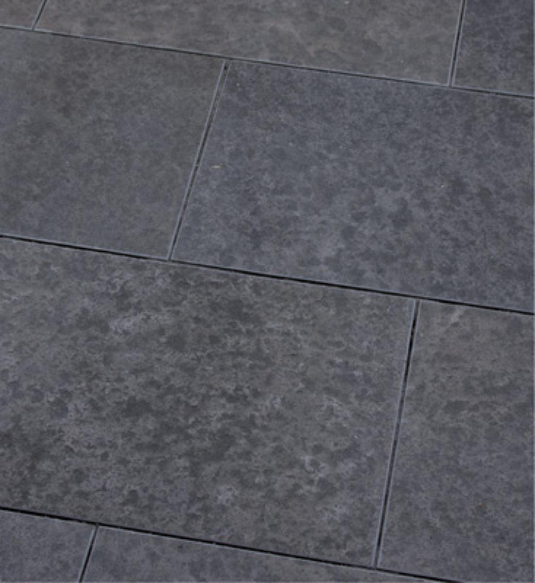 Angaben:
Terrassenplatten SANOKU® ELEGANCE, satiniert; Bearbeitung: Oberfläche geflammt und satiniert (wassergestrahlt und überbürstet), Kanten gefast, Seiten gesägt; Material: Basalt; Farbe: anthrazit-schwarz.

Befund:
Bearbeitete Werksteine und Waren daraus.