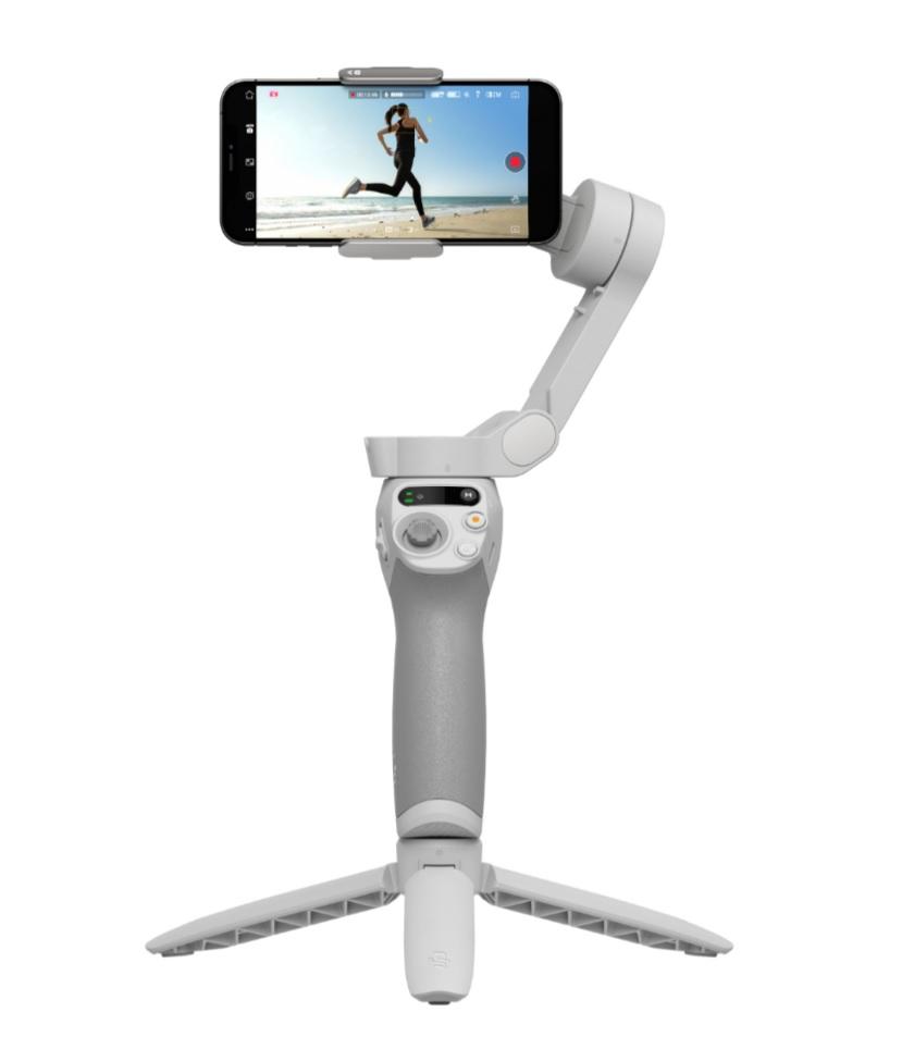 Smartphone-Gimbal (Abbildung siehe Anlage)
- im Wesentlichen aus einer von Hand zu führenden Halterung mit drei Bewegungsachsen, 
  eingebauten Elektromotoren (Rollmotor, Schwenkmotor, Neigemotor), magnetischer 
  Smartphone-Halterung und Bedienelementen,
- zur Aufnahme eines Smartphones, zur selbständigen horizontalen Stabilisierung während 
  Foto- oder Videoaufnahmen sowie zum Ausgleich ruckartiger Bewegungen,
- in einer gemeinsamen Verkaufsumschließung mit Griffstativ, Netzkabel und 
  Aufbewahrungstasche (Beipack).
Die Stabilisierungsvorrichtung bestimmt den Charakter der Warenzusammenstellung.

"Maschine mit eigener Funktion, in Kapitel 84 anderweit weder genannt noch inbegriffen, 
 keine Ware der Codenummern 8479 1000 00 0 bis 8479 8997 60 0 (Warenzusammenstellung 
 in Aufmachung für den Einzelverkauf aus Stabilisierungsvorrichtung -charakterbestimmend- 
 und Beipack) - Smartphone-Stabilisator"