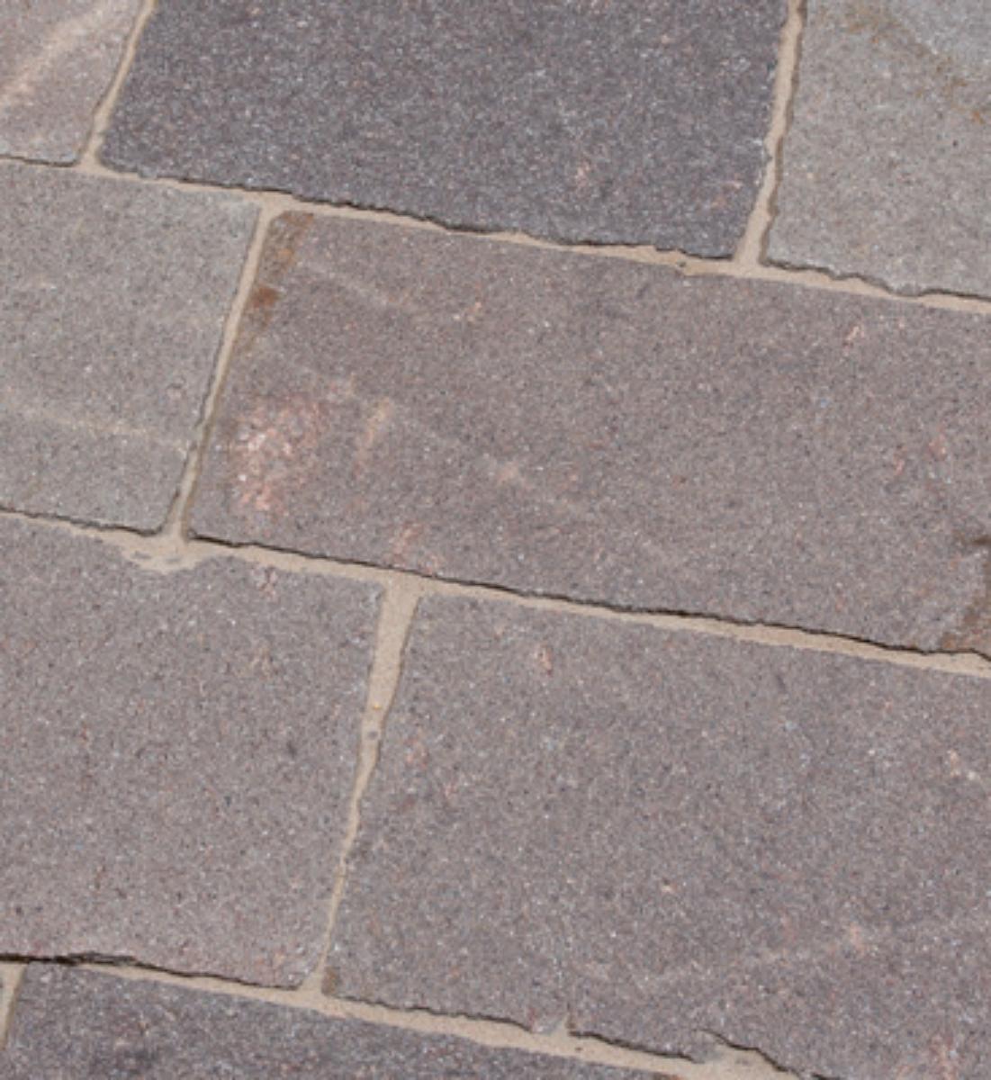 Angaben:
Terrassenplatten TRENTINO CLASSIC; Bearbeitung: Oberfläche spaltrau, Seiten handbekantet; Material: Porphyr; Farbe: grau-rot-bunt.

Befund:
Pflasterplatten aus Naturstein.