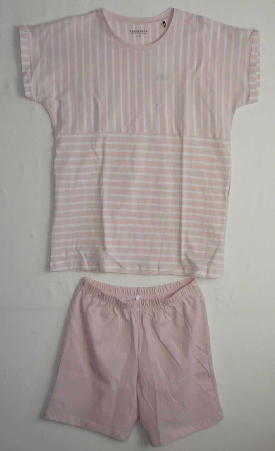 T-Shirt und kurze Hose, sog. Mädchenpyjama, Art. 166066, Größe 152, Foto siehe Anlage,
- in einem Polybeutel verpackt,
- als zweiteilige Zusammenstellung; kein Schlafanzug, da die Kleidungsstücke nach ihren objektiven Merkmalen 
  (insbesondere nach Schnitt, Material und Gesamteindruck) unterschiedslos im Bett oder an anderen Orten 
  getragen werden können und daher nicht dazu bestimmt sind, ausschließlich oder im Wesentlichen als
  Nachtkleidung getragen zu werden,
- keine Kombination, u. a. weil ein Kleidungsstück der Position 6109 (T-Shirt) nicht als Bestandteil einer 
  Kombination zugelassen ist,
- T-Shirt:
-- aus ca. 0,5 mm dicken (leichten), bedruckten Gewirken aus laut Antrag 100 % Baumwolle,
-- über den Schritt reichend (Rückenlänge: ca. 60 cm),
-- mit einem runden, leicht halsfernen Ausschnitt mit Randeinfassung,
-- ohne Öffnung und ohne Verschluss,
-- mit sehr kurzen, enganliegenden Ärmeln (sog. überschnittene Schultern),
-- am unteren Rand durch Umschlagen und Festnähen gesäumt,
-- erfüllt die Merkmale zur Einreihung als T-Shirt, somit keine Ware des TARIC-Codes 6109 1000 90.

"T-Shirt, aus Gewirken, aus Baumwolle"