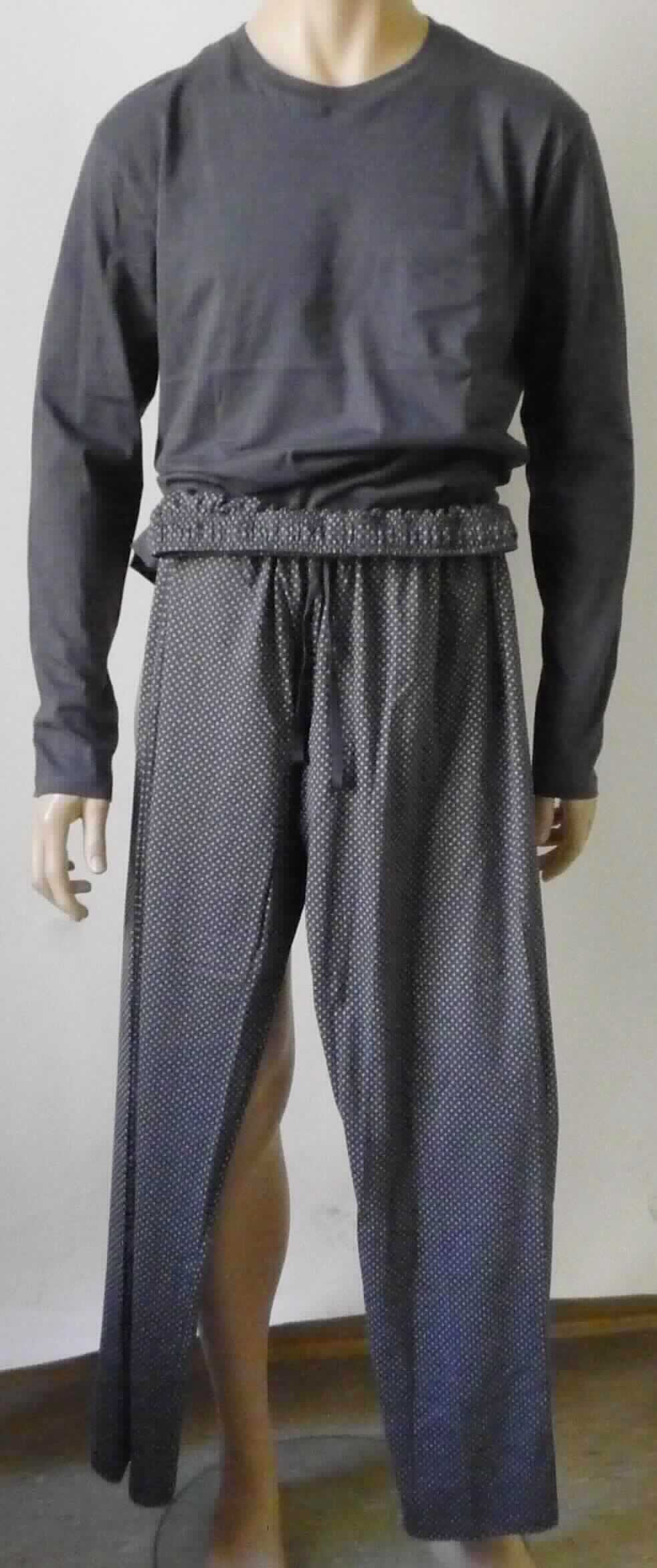 Modisches Unterhemd und lange Hose, sog. Herrenpyjama, Art. 159633, Größe S, Foto siehe Anlage,
- in einem Polybeutel verpackt,
- als zweiteilige Zusammenstellung; kein Schlafanzug, da die Kleidungsstücke nach ihren objektiven Merkmalen 
  (insbesondere nach Schnitt, Material und Gesamteindruck) unterschiedslos im Bett oder an anderen Orten 
  getragen werden können und daher nicht dazu bestimmt sind, ausschließlich oder im Wesentlichen als
  Nachtkleidung getragen zu werden,
- keine Kombination, u. a. weil ein Kleidungsstück der Position 6109 (modisches Unterhemd) nicht als Bestandteil 
  einer Kombination zugelassen ist,
- modisches Unterhemd:
-- aus ca. 0,6 mm dicken (leichten), einfarbigen Gewirken aus laut Antrag 100 % Baumwolle,
-- über den Schritt reichend (Rückenlänge: ca. 74 cm),
-- mit einem runden Halsausschnitt mit Randeinfassung,
-- ohne Öffnung und ohne Verschluss,
-- mit langen, nicht enganliegenden Ärmeln (damit kein T-Shirt), 
-- mit einer aufgesetzten Brusttasche,
-- modisch gestaltet; wird unmittelbar auf der Haut getragen,
-- am unteren Rand durch Umschlagen und Festnähen gesäumt.

"Unterhemd, aus Gewirken, aus Baumwolle"