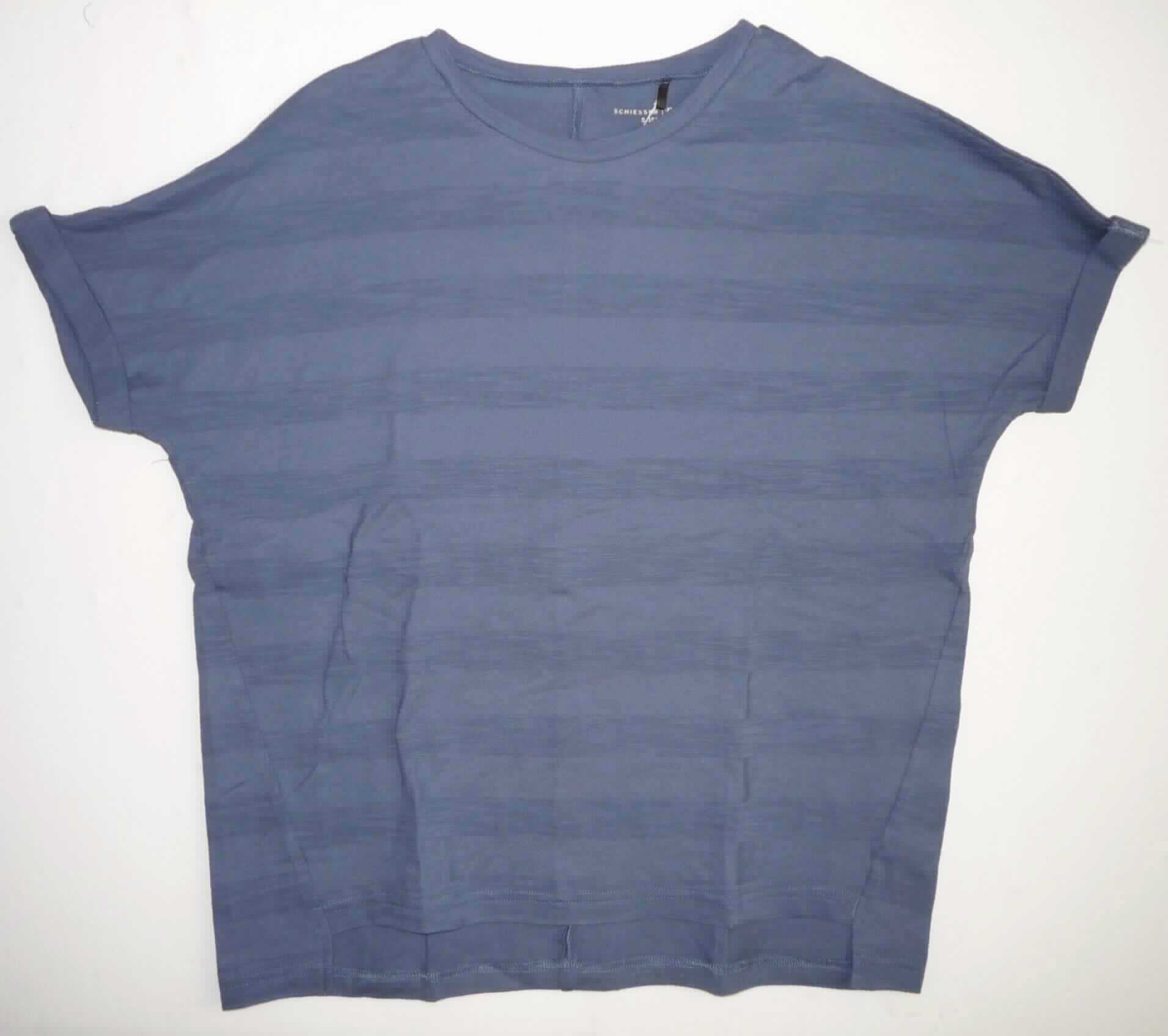 T-Shirt, sog. T-Shirt für Jungen, Art. 166097, Größe 152, Foto siehe Anlage,
- in einem Polybeutel verpackt,
- aus ca. 0,6 mm dicken (leichten), einfarbigen Gewirken aus laut Antrag 100 % Baumwolle,
- über die Taille reichend (Rückenlänge: ca. 59 cm),
- mit einem runden, leicht halsfernen Ausschnitt,
- ohne Öffnung und ohne Verschluss,
- mit kurzen, enganliegenden Ärmeln (sog. überschnittene Schultern),
- am unteren Rand durch Umschlagen und Festnähen gesäumt,
- erfüllt die Merkmale zur Einreihung als T-Shirt, somit keine Ware des TARIC-Codes 6109 1000 90.

"T-Shirt, aus Gewirken, aus Baumwolle"