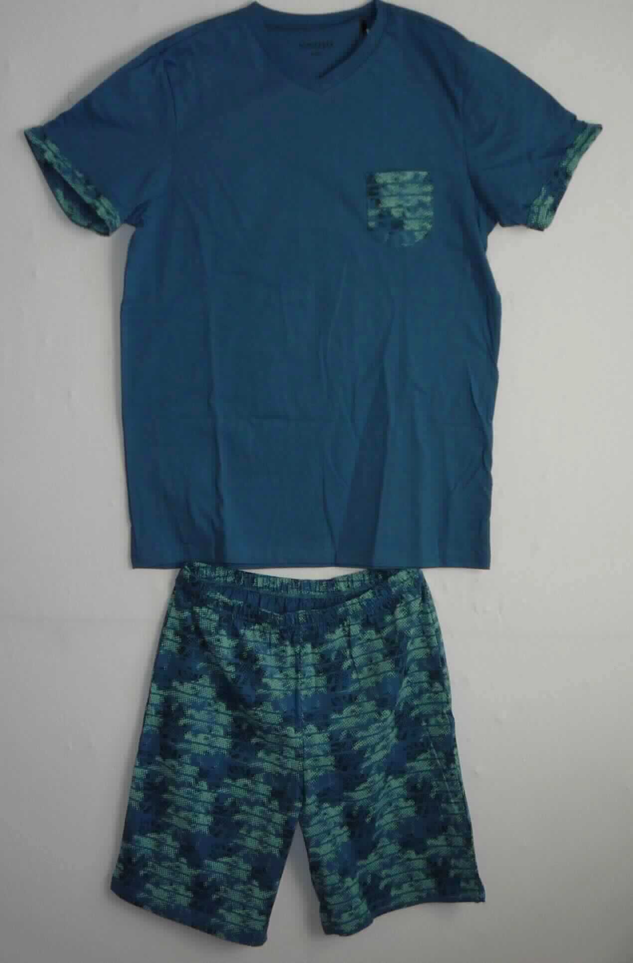 T-Shirt und kurze Hose, sog. Knabenpyjama, Art. 161402, Größe 164, Foto siehe Anlage,
- in einem Polybeutel verpackt,
- als zweiteilige Zusammenstellung; kein Schlafanzug, da die Kleidungsstücke nach ihren objektiven Merkmalen 
  (insbesondere nach Schnitt, Material und Gesamteindruck) unterschiedslos im Bett oder an anderen Orten 
  getragen werden können und daher nicht dazu bestimmt sind, ausschließlich oder im Wesentlichen als
  Nachtkleidung getragen zu werden,
- keine Kombination, u. a. weil ein Kleidungsstück der Position 6109 (T-Shirt) nicht als Bestandteil einer 
  Kombination zugelassen ist,
- T-Shirt:
-- aus ca. 0,5 mm dicken (leichten), einfarbigen und bedruckten Gewirken aus laut Antrag 100 % Baumwolle,
-- über den Schritt reichend (Rückenlänge: ca. 68 cm),
-- mit einem V-förmigen, halsnahen Ausschnitt mit Randeinfassung,
-- ohne Öffnung und ohne Verschluss,
-- mit kurzen, enganliegenden Ärmeln,
-- mit einer aufgesetzten, offenen Brusttasche,
-- am unteren Rand durch Umschlagen und Festnähen gesäumt,
-- erfüllt die Merkmale zur Einreihung als T-Shirt, somit keine Ware des TARIC-Codes 6109 1000 90.

"T-Shirt, aus Gewirken, aus Baumwolle"