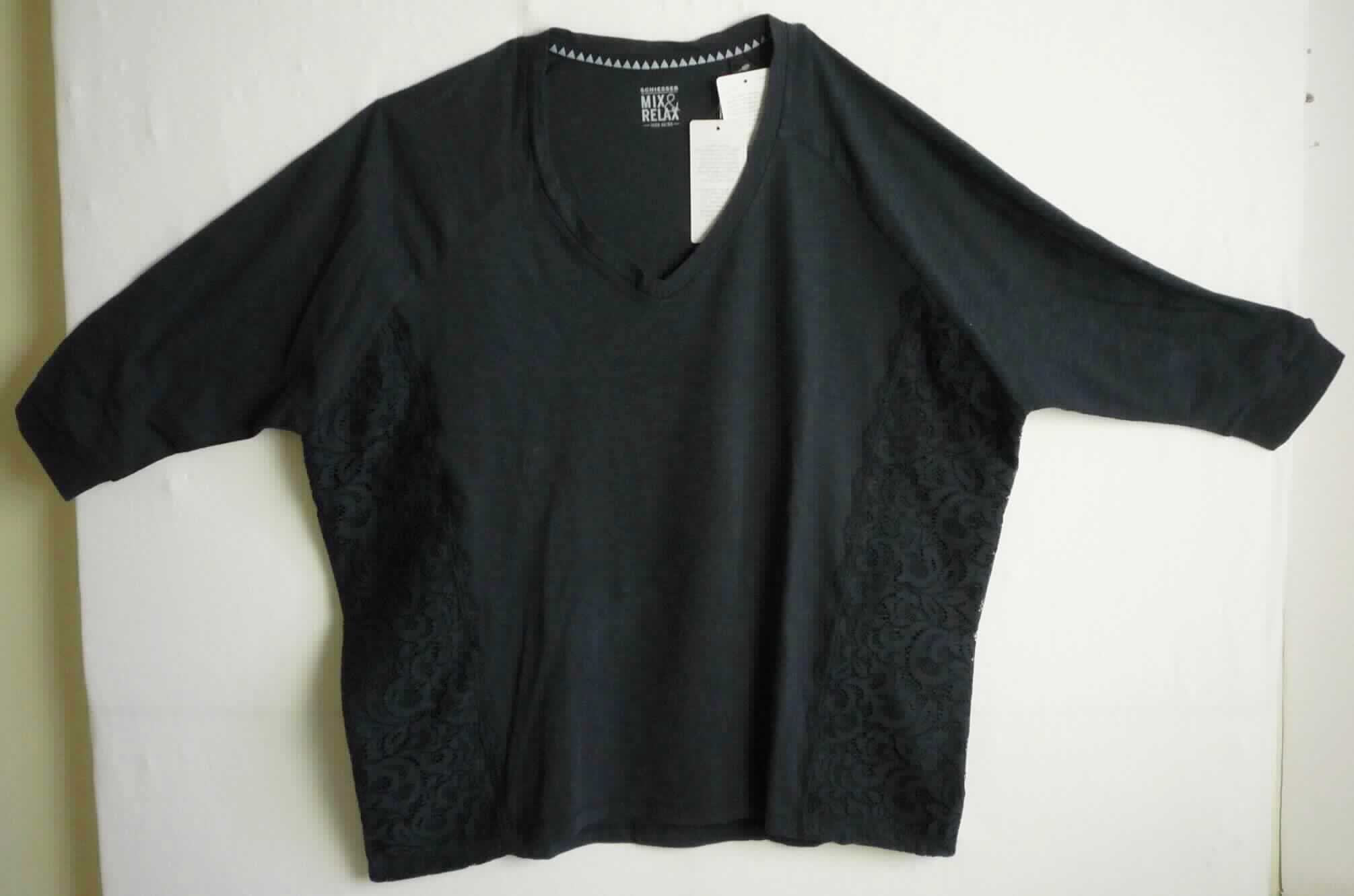 Modisches Unterhemd, sog. Damen T-Shirt, Art. 160069, Größe XS, Foto siehe Anlage,
- in einem Polybeutel verpackt,
- aus ca. 0,6 mm dicken (leichten), buntgewirkten Gewirken (melierte Garne) aus laut Antrag 100 % Baumwolle,
- über die Taille reichend (Rückenlänge: ca. 66 cm),
- mit einem halsfernen, V-förmigen Ausschnitt (somit kein T-Shirt),
- ohne Öffnung und ohne Verschluss,
- mit 3/4-langen Ärmeln mit verengenden Bündchen,
- an den Seiten jeweils mit einem aufgenähten, ca. 21 cm breiten Zuschnitt aus durchbrochen gearbeiteten 
  Gewirken (sog. Raschelspitze) verziert,
- modisch gestaltet; wird unmittelbar auf der Haut getragen,
- am unteren Rand durch Umschlagen und Festnähen gesäumt.

"Unterhemd, aus Gewirken, aus Baumwolle"