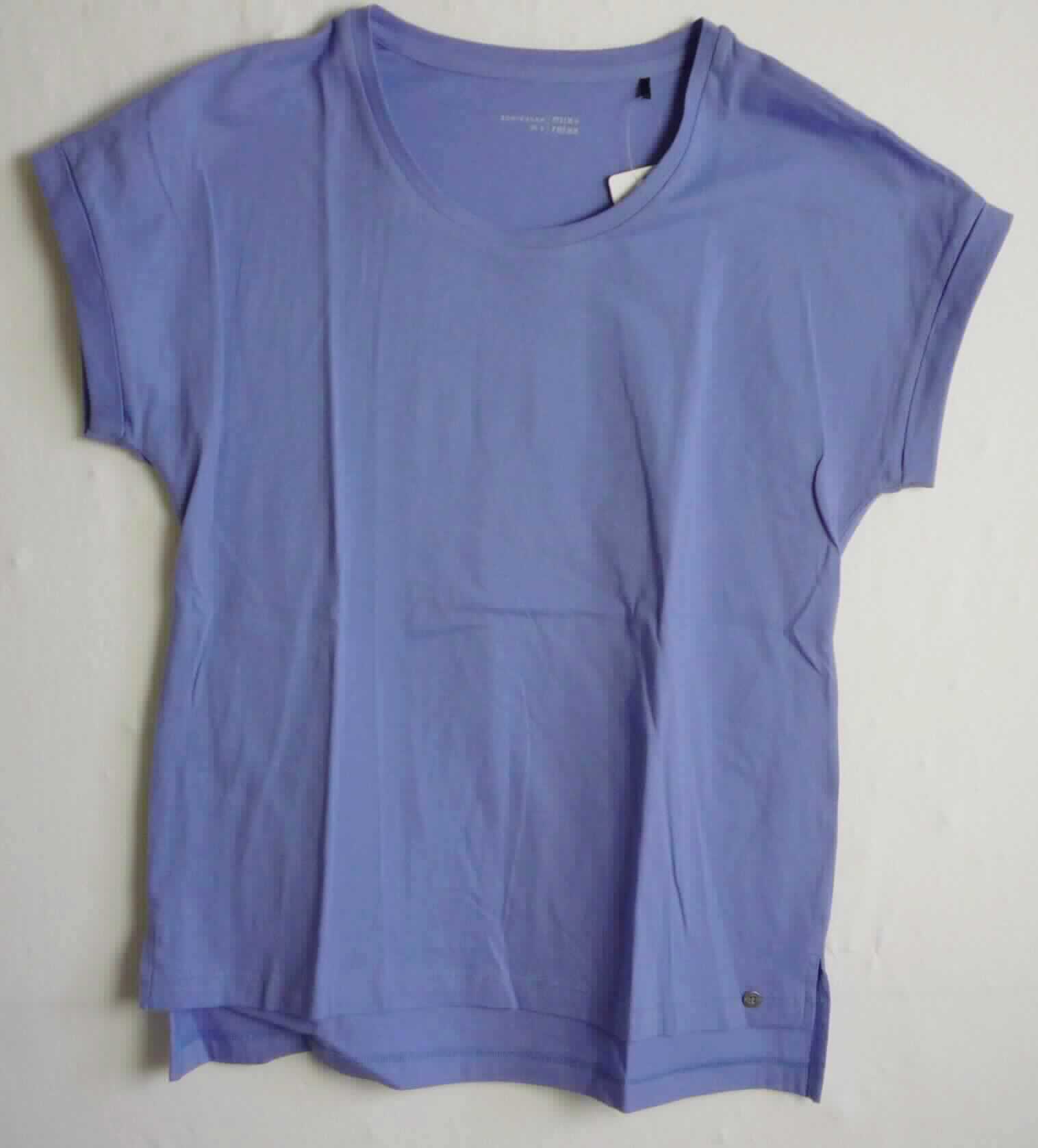 T-Shirt, sog. Damen T-Shirt, Art. 165599, Größe S, Foto siehe Anlage,
- in einem Polybeutel verpackt,
- aus ca. 0,5 mm dicken (leichten), einfarbigen Gewirken aus laut Antrag 100 % Baumwolle,
- über die Taille reichend (Rückenlänge: ca. 66 cm),
- mit einem runden, leicht halsfernen Ausschnitt,
- ohne Öffnung und ohne Verschluss,
- mit kurzen, enganliegenden Ärmeln (sog. überschnittene Schultern),
- am unteren Rand durch Umschlagen und Festnähen gesäumt,
- erfüllt die Merkmale zur Einreihung als T-Shirt, somit keine Ware des TARIC-Codes 6109 1000 90.

"T-Shirt, aus Gewirken, aus Baumwolle"