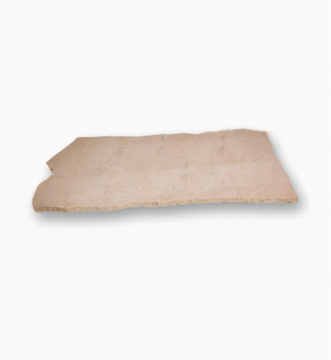 Angaben:
Polygonalplatten VANILLA ROMANA®; Bearbeitung: Oberfläche gesägt; Material: Travertin; Farbe: creme-beige.

Befund:
Pflasterplatten aus Naturstein.