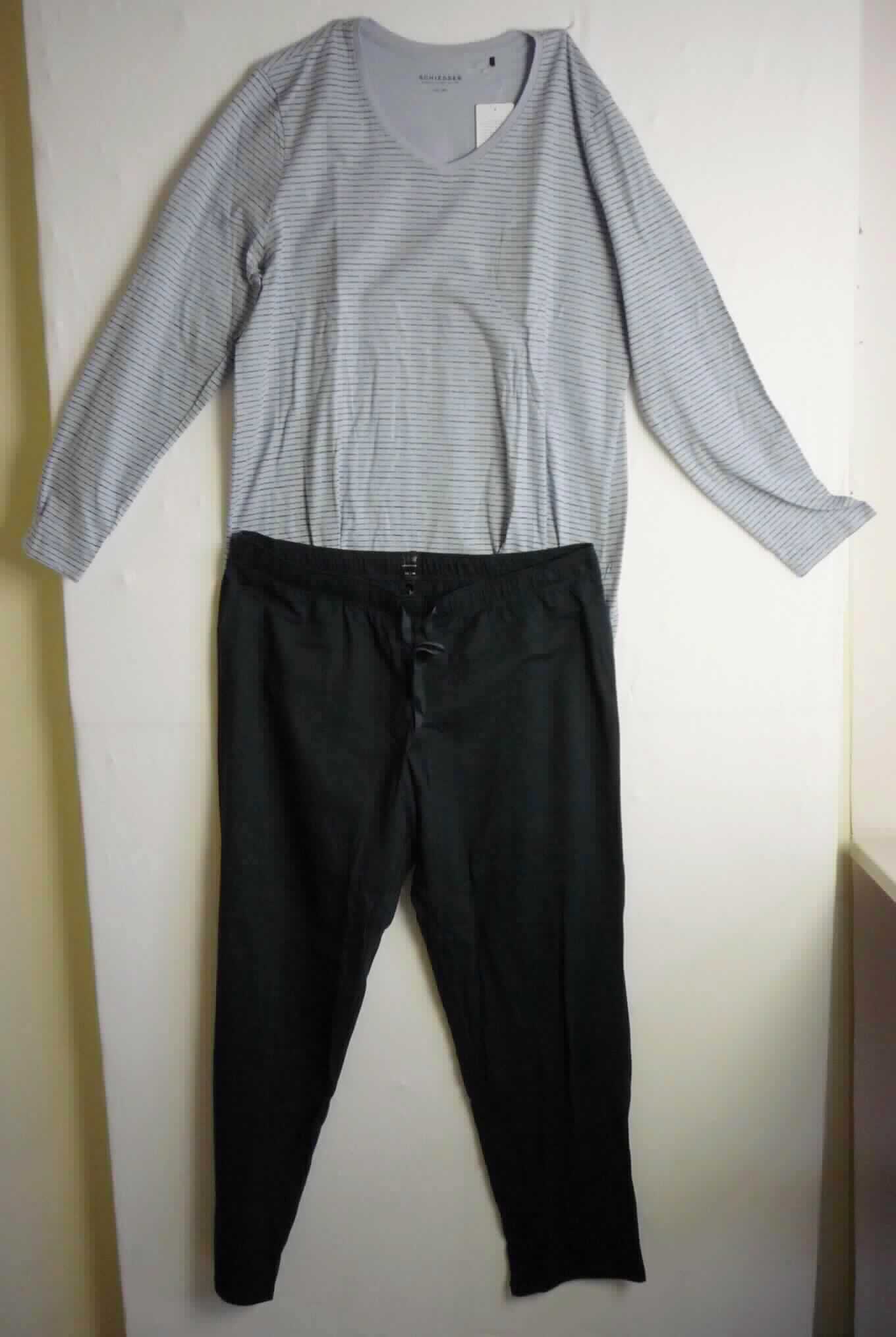 T-Shirt und lange Hose, sog. Damenpyjama, Art. 160504, Größe 3XL, Foto siehe Anlage,
- in einem Polybeutel verpackt,
- als zweiteilige Zusammenstellung; kein Schlafanzug, da die Kleidungsstücke nach ihren objektiven Merkmalen 
  (insbesondere nach Schnitt, Material und Gesamteindruck) unterschiedslos im Bett oder an anderen Orten 
  getragen werden können und daher nicht dazu bestimmt sind, ausschließlich oder im Wesentlichen als
  Nachtkleidung getragen zu werden,
- keine Kombination, u. a. weil ein Kleidungsstück der Position 6109 (T-Shirt) nicht als Bestandteil einer 
  Kombination zugelassen ist,
- T-Shirt:
-- aus ca. 0,5 mm dicken (leichten), bedruckten Gewirken aus laut Antrag 100 % Baumwolle,
-- über die Taille reichend (Rückenlänge: ca. 73 cm),
-- mit einem V-förmigen, leicht halsfernen Ausschnitt mit Randeinfassung,
-- ohne Öffnung und ohne Verschluss,
-- mit langen, enganliegenden Ärmeln, 
-- mit einer aufgesetzten, offenen Brusttasche,
-- am unteren Rand durch Umschlagen und Festnähen gesäumt.

"T-Shirt, aus Gewirken, aus Baumwolle"