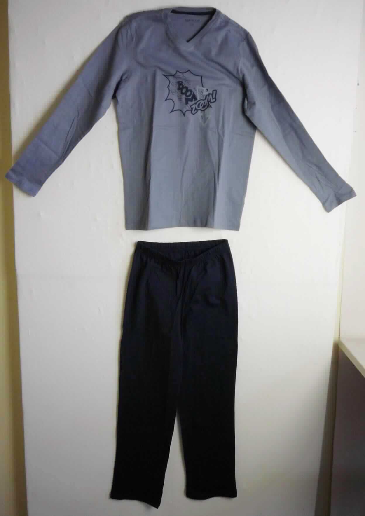 T-Shirt und lange Hose, sog. Knabenpyjama, Art. 160481, Größe 152, Foto siehe Anlage,
- in einem Polybeutel verpackt,
- als zweiteilige Zusammenstellung; kein Schlafanzug, da die Kleidungsstücke nach ihren objektiven Merkmalen 
  (insbesondere nach Schnitt, Material und Gesamteindruck) unterschiedslos im Bett oder an anderen Orten 
  getragen werden können und daher nicht dazu bestimmt sind, ausschließlich oder im Wesentlichen als
  Nachtkleidung getragen zu werden,
- keine Kombination, u. a. weil ein Kleidungsstück der Position 6109 (T-Shirt) nicht als Bestandteil einer 
  Kombination zugelassen ist,
- T-Shirt:
-- aus ca. 0,5 mm dicken (leichten), einfarbigen Gewirken aus laut Antrag 100 % Baumwolle,
-- über den Schritt reichend (Rückenlänge: ca. 62 cm),
-- mit einem V-förmigen, halsnahen Ausschnitt mit Randeinfassung,
-- ohne Öffnung und ohne Verschluss,
-- mit langen, enganliegenden Ärmeln, 
-- auf der Vorderseite mit einem Aufdruck verziert,
-- am unteren Rand durch Umschlagen und Festnähen gesäumt.

"T-Shirt, aus Gewirken, aus Baumwolle"