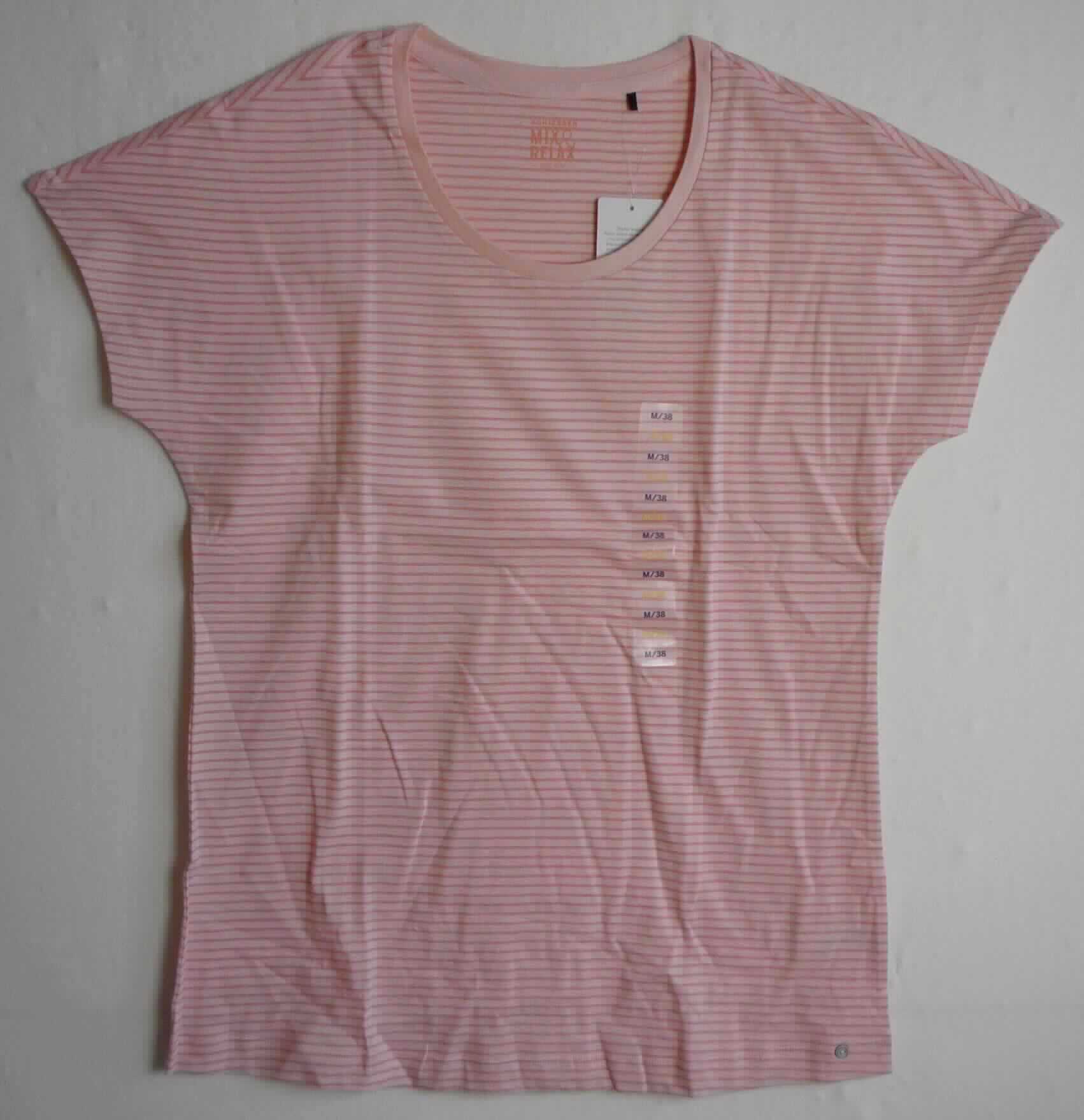 T-Shirt, sog. Damen T-Shirt Art. 161013, Größe M, Foto siehe Anlage,
- in einem Polybeutel verpackt,
- aus ca. 0,5 mm dicken (leichten), buntgewirkten Gewirken aus laut Antrag 100 % Baumwolle,
- über den Schritt reichend (Rückenlänge: ca. 70,5 cm),
- mit einem runden, leicht halsfernen Ausschnitt, mit einfarbiger Randeinfassung,
- ohne Öffnung und ohne Verschluss,
- mit kurzen, enganliegenden Ärmeln (sog. überschnittene Schultern),
- am unteren Rand durch Umschlagen und Festnähen gesäumt und vorne links mit einem Zierknopf versehen,
- erfüllt die Merkmale zur Einreihung als T-Shirt, somit keine Ware des TARIC-Codes 6109 1000 90.

"T-Shirt, aus Gewirken, aus Baumwolle"