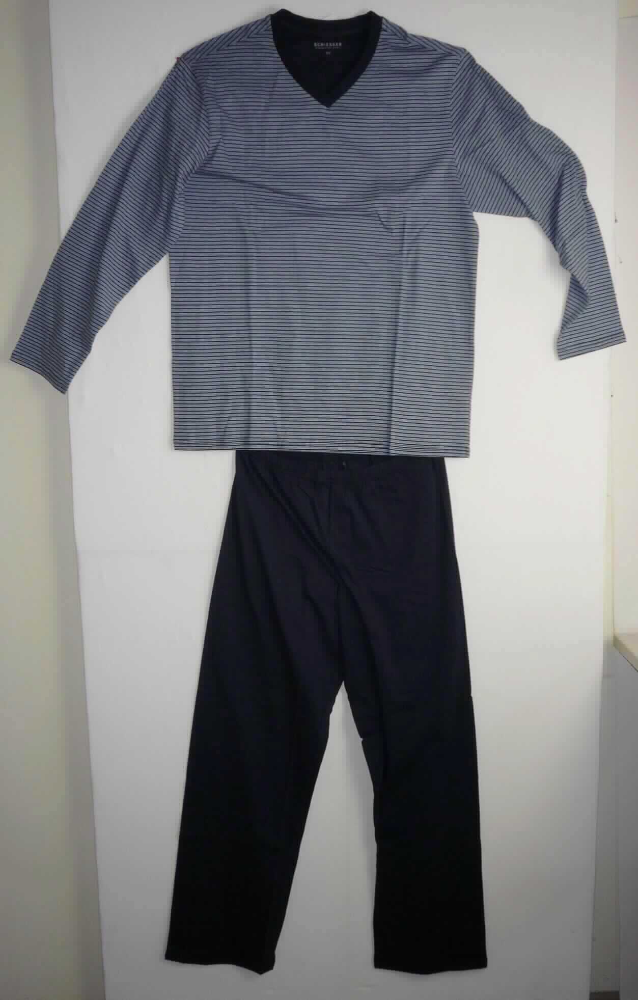 Schlafanzug, sog. Herrenpyjama, Art. 166790, Größe M, Foto siehe Anlage,
- in einem Polybeutel verpackt,
- aus ca. 0,5 mm dicken, buntgewirkten (Oberteil) bzw. einfarbigen (Hose) Gewirken aus laut Antrag 
  100 % Baumwolle,
- nach Schnitt, Ausstattung, Material und Gesamteindruck erkennbar dazu bestimmt, ausschließlich oder im 
  Wesentlichen als Nachtkleidung im Bett getragen zu werden,
- ohne Öffnung und ohne Verschluss,
- ohne Hinweise auf den Trägerkreis (unisex), somit keine Einreihung als Männerkleidung,
- Oberteil: 
-- über den Schritt reichend (Rückenlänge: ca. 77 cm),
-- mit einem V-förmigen Halsausschnitt, mit einfarbiger Randeinfassung,
-- mit langen Ärmeln,
-- am unteren Rand und an den Ärmelenden durch Umschlagen und Festnähen gesäumt,
- lange Hose: 
-- in der Taille abschließend, mit einem elastischen Taillenbund,
-- mit knöchellangen Hosenbeinen, an den Beinabschlüssen durch Umschlagen und Festnähen gesäumt.

"Schlafanzug, aus Gewirken, für Frauen, aus Baumwolle"