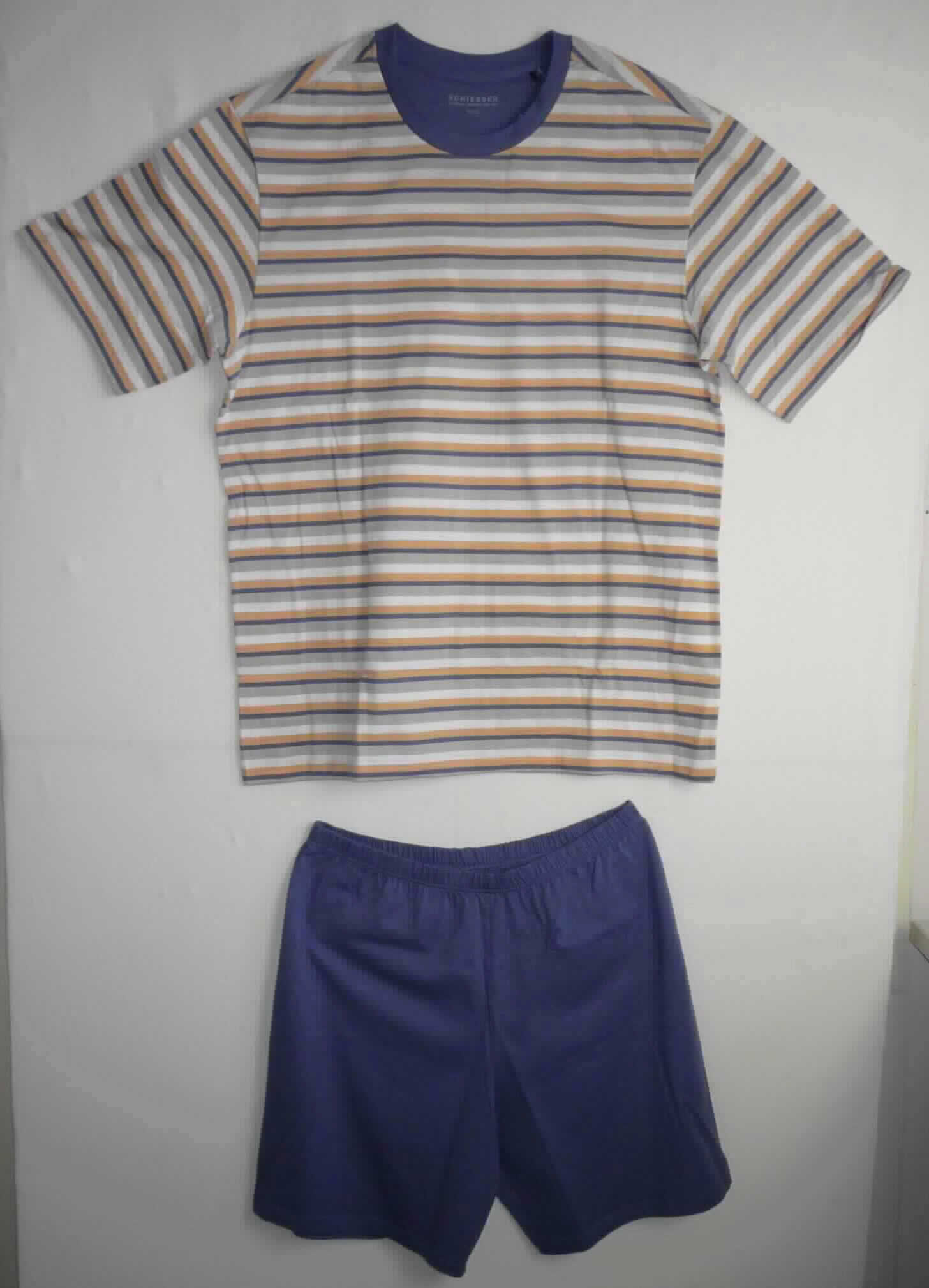 Modisches Unterhemd und kurze Hose, sog. Herrenpyjama, Art. 166789, Größe M, Foto siehe Anlage,
- in einem Polybeutel verpackt,
- als zweiteilige Zusammenstellung; kein Schlafanzug, da die Kleidungsstücke nach ihren objektiven Merkmalen 
  (insbesondere nach Schnitt, Material und Gesamteindruck) unterschiedslos im Bett oder an anderen Orten 
  getragen werden können und daher nicht dazu bestimmt sind, ausschließlich oder im Wesentlichen als
  Nachtkleidung getragen zu werden,
- keine Kombination, u. a. weil ein Kleidungsstück der Position 6109 (modisches Unterhemd) nicht als Bestandteil 
  einer Kombination zugelassen ist,
- kurze Hose:
-- aus ca. 0,5 mm dicken, einfarbigen Gewirken aus laut Antrag 100 % Baumwolle,
-- in der Taille abschließend; mit einem elastischen Taillenbund,
-- ohne Öffnung und ohne Verschluss,
-- ohne Hinweise auf den Trägerkreis (unisex), somit keine Männerkleidung,
-- mit kurzen Hosenbeinen, die nicht die Knie bedecken (Seitenlänge: ca. 47 cm),
-- an den Beinabschlüssen durch Umschlagen und Festnähen gesäumt.

"Kurze Hose, aus Gewirken, für Frauen, aus Baumwolle"