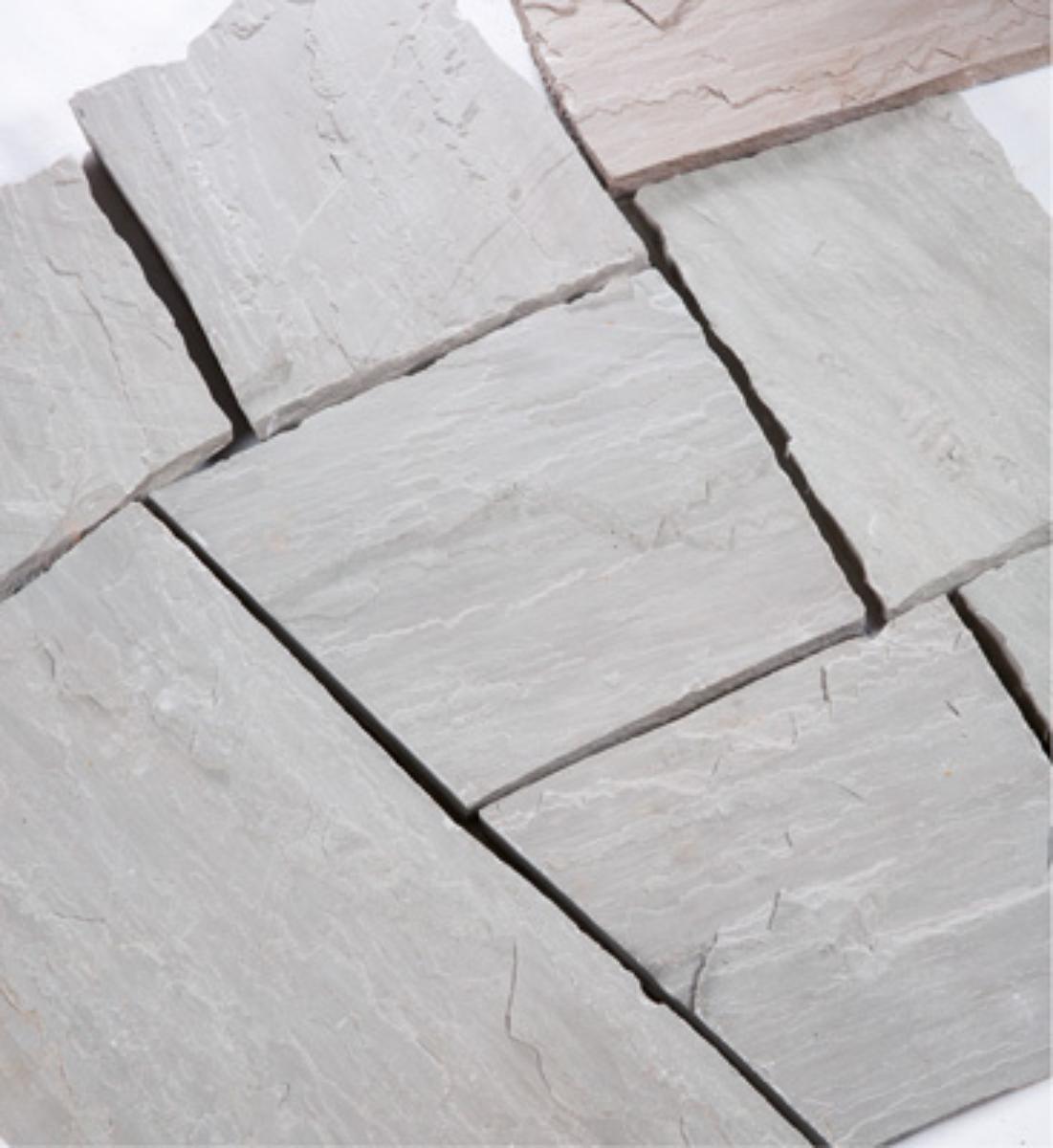 Angaben:
Polygonalplatten ATLAS; Bearbeitung: Oberfläche spaltrau; Material: Sandstein; Farbe: grau.

Befund:
Pflasterplatten aus Naturstein.