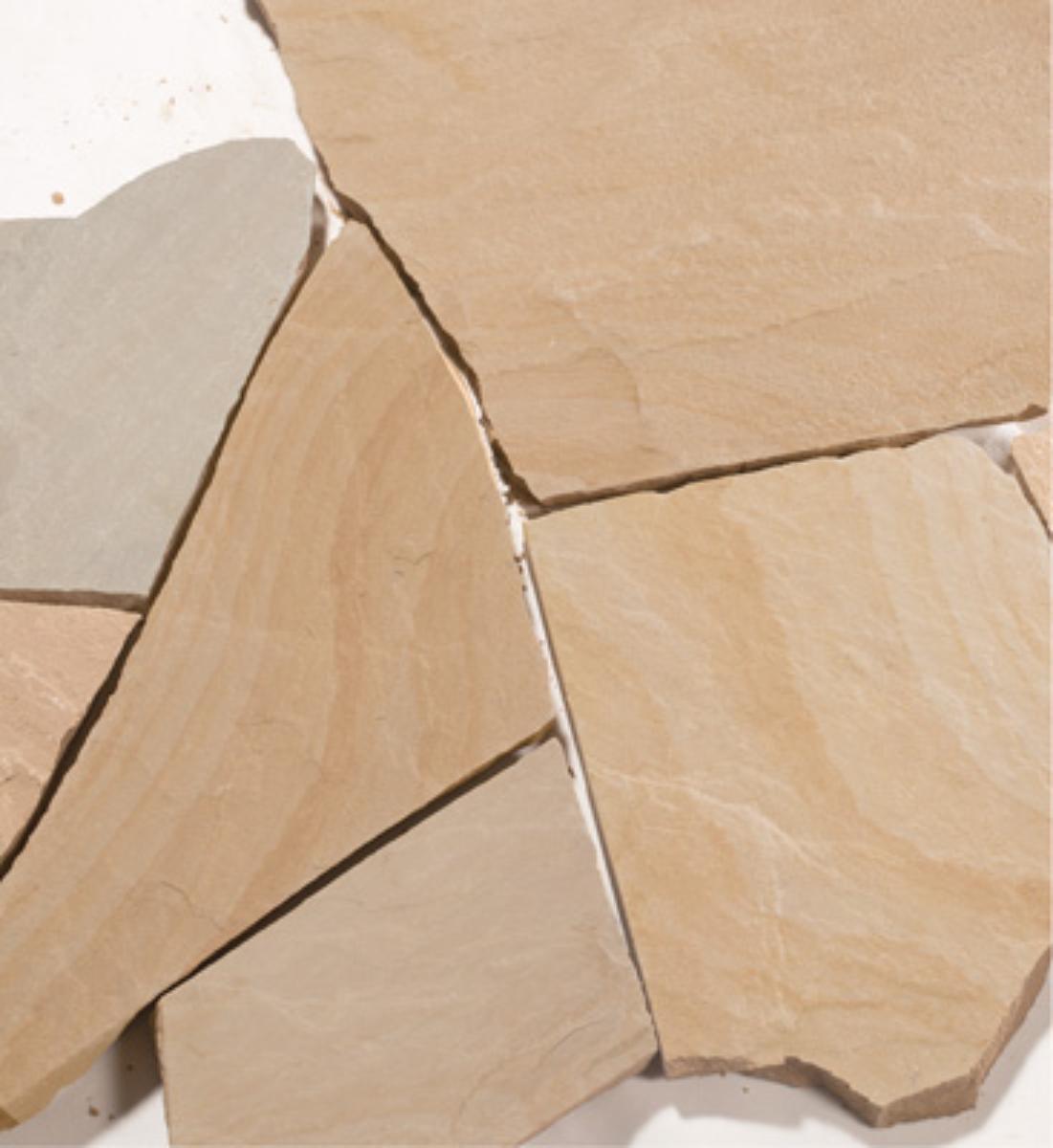 Angaben:
Polygonalplatten BOLERO; Bearbeitung: Oberfläche spaltrau; Material: Sandstein; Farbe: beige-sand-grau-braun.

Befund:
Pflasterplatten aus Naturstein.