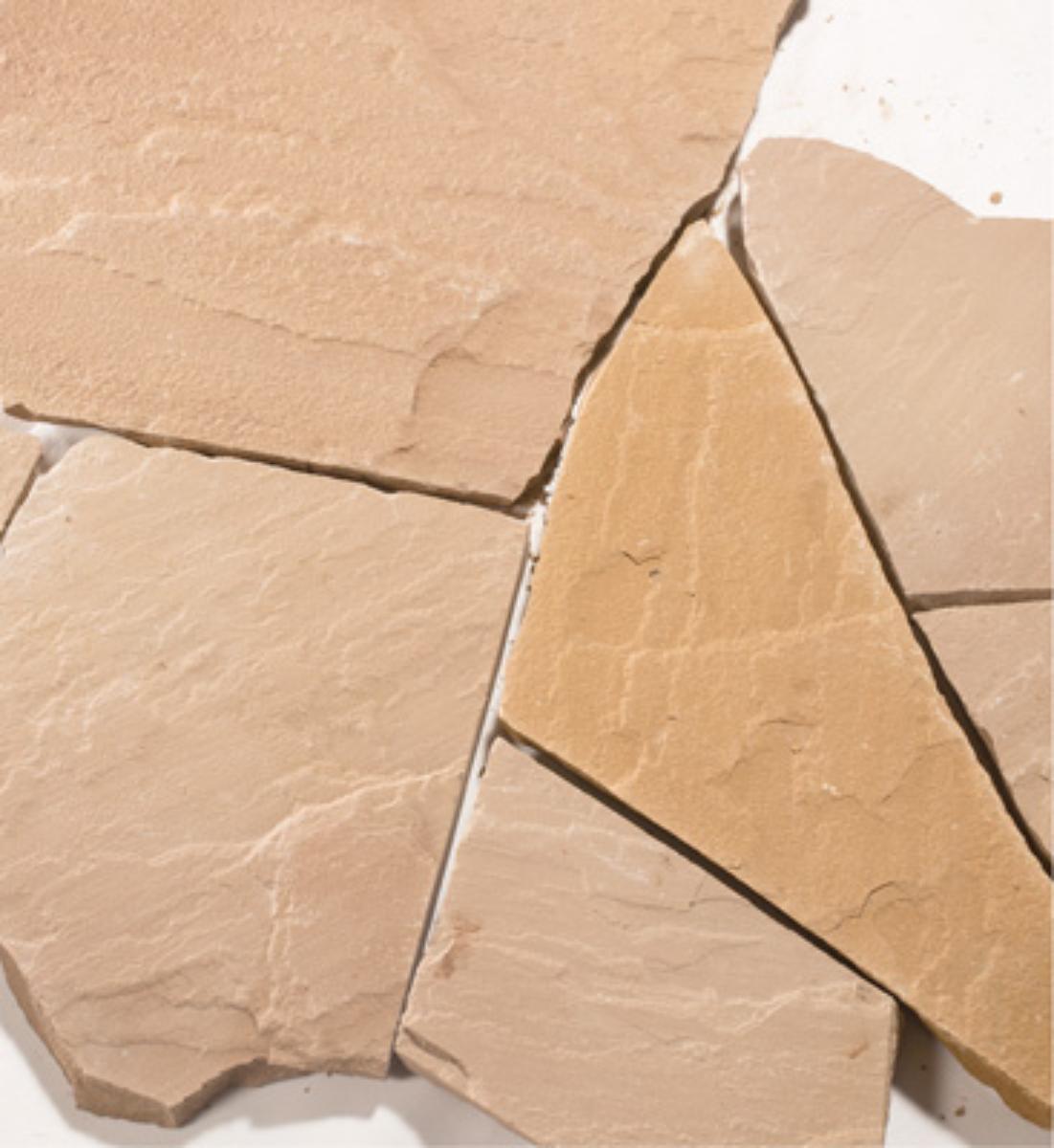 Angaben:
Polygonalplatten MANDRA; Bearbeitung: Oberfläche spaltrau; Material: Sandstein; Farbe: gelb-hellbeige.

Befund:
Pflasterplatten aus Naturstein.