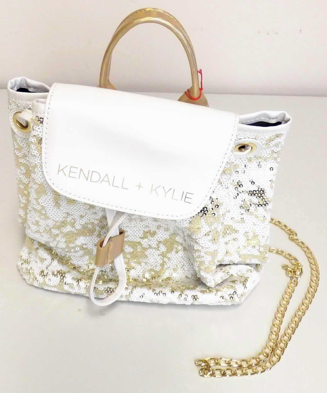 Ähnliches Behältnis, sog. Rucksack "kendall+kylie white gold", Foto siehe Anlage,
- mit einer flächenmäßig überwiegenden (charakterbestimmenden) Außenseite aus mit Pailletten bestickten
  Gewirken aus Spinnstoffen der Position 5810 (Applikationsstickerei), wobei die Pailletten aus Kunststoff das
  Gewirke aus Spinnstoffen bedecken und den mit bloßem Auge wahrnehmbaren Stoff an der Oberfläche bilden,
- im Bereich der Rückseite, des Bodens und der Überschlagklappe mit einer Außenseite aus Kunststofffolien,
- mit einem Handtragegriff,
- mit einem Trageriemen in Form einer goldfarbenen Gliederkette aus unedlem Metall, die durch zwei Ösen im 
  oberen Bereich der Rückseite an beiden Seiten bis zum unteren Rand der Tasche geführt wird (kann damit 
  alternativ über der Schulter oder in der Art eines Rucksacks getragen werden),
- mit einer Überschlagklappe mit magnetischem Druckknopfverschluss,
- am oberen Rand mit einem Tunnelzug zu verengen,
- innen gefüttert; ohne Einteilung,
- in den Abmessungen: ca. 21 cm (Breite) x 24 cm (Höhe) x 12 cm (Tiefe),
- aufgrund der Ausstattung (ohne längenverstellbaren Rückentragegurte) kein Rucksack.

"Ähnliches Behältnis, anderes als in den Unterpositionen 4202 1110 bis 4202 3900 genannte, mit einer anderen
 Außenseite als in den Unterpositionen 4202 9110 bis 4202 9298 genannte, kein handgearbeitetes Behältnis für
 Musikinstrumente"