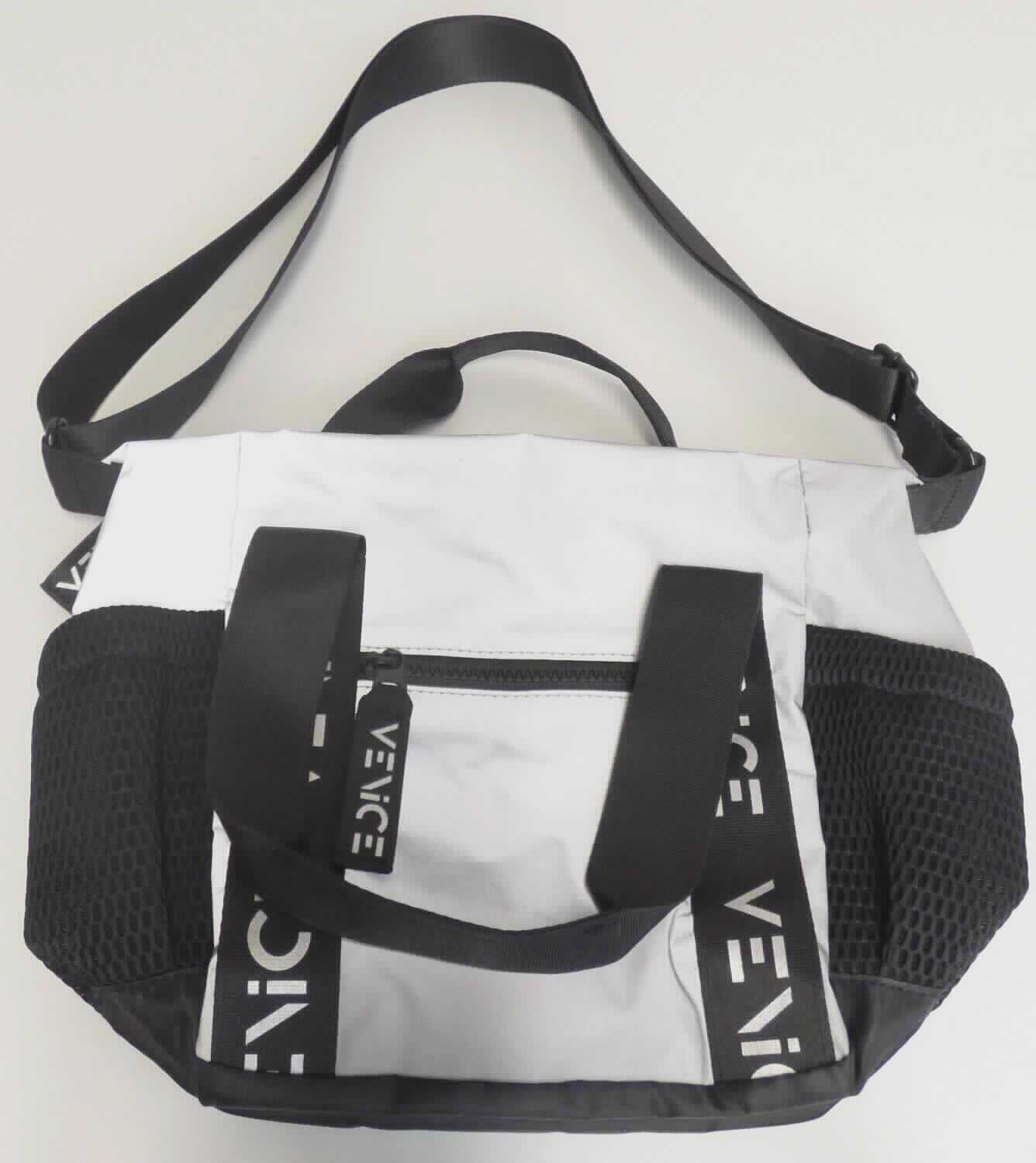 Ähnliches Behältnis (Umhängetasche), sog. Tasche venice, Foto siehe Anlage,
- mit verschiedenen Außenseiten:
- - im Bereich der Schmalseiten etwa zu 2/3 mit einer Außenseite aus Abstandsgewirken aus Spinnstoffen
    in Form von offenen Einsteckfächern,
- - im Bereich des Bodens sowie aufgesetzten schmalen Streifen auf den Längsseiten mit einer Außenseite
    aus Geweben aus Spinnstoffen,
- - ansonsten mit einer Außenseite aus reflektierenden Mikroglaskugeln auf einer Unterlage aus Spinnstoffen
    (Meterware der Position 5907),
- mit zwei Tragegriffen und einem längenverstellbaren Schultertragegurt,
- auf der Vorderseite mit einem eingesetzten Reißverschlussfach,
- mit einem Hauptfach:
- - mit einem entlang des oberen Rands verlaufenden Reißverschluss,
- - gefüttert und mit einem Reißverschlussfach sowie mit einem offenen Einsteckfach ausgestattet,
- in den Abmessungen: ca. 33 cm (Breite) x 26 cm (Höhe) x 12 cm (Tiefe), 
- aufgrund der Größe keine Einreihung als Handtasche,
- laut Antrag nicht handgearbeitet,
- flächenmäßig herrschen weder die Außenseiten aus Spinnstoffen noch die Außenseiten aus Mikroglaskugeln
  vor, somit verleiht kein Stoff der gesamten Außenseite ihren wesentlichen Charakter und die Tasche ist der 
  von den gleichermaßen in Betracht kommenden Unterpositionen (4202 9298 und 4202 9900) in der Nomen-
  klatur zuletzt genannten Unterposition zuzuweisen.

"Ähnliches Behältnis, anderes als in den Unterpositionen 4202 1110 bis 4202 3900 genannte, mit einer anderen
 Außenseite als in den Unterpositionen 4202 9110 bis 4202 9298 genannte, kein handgearbeitetes Behältnis für
 Musikinstrumente"