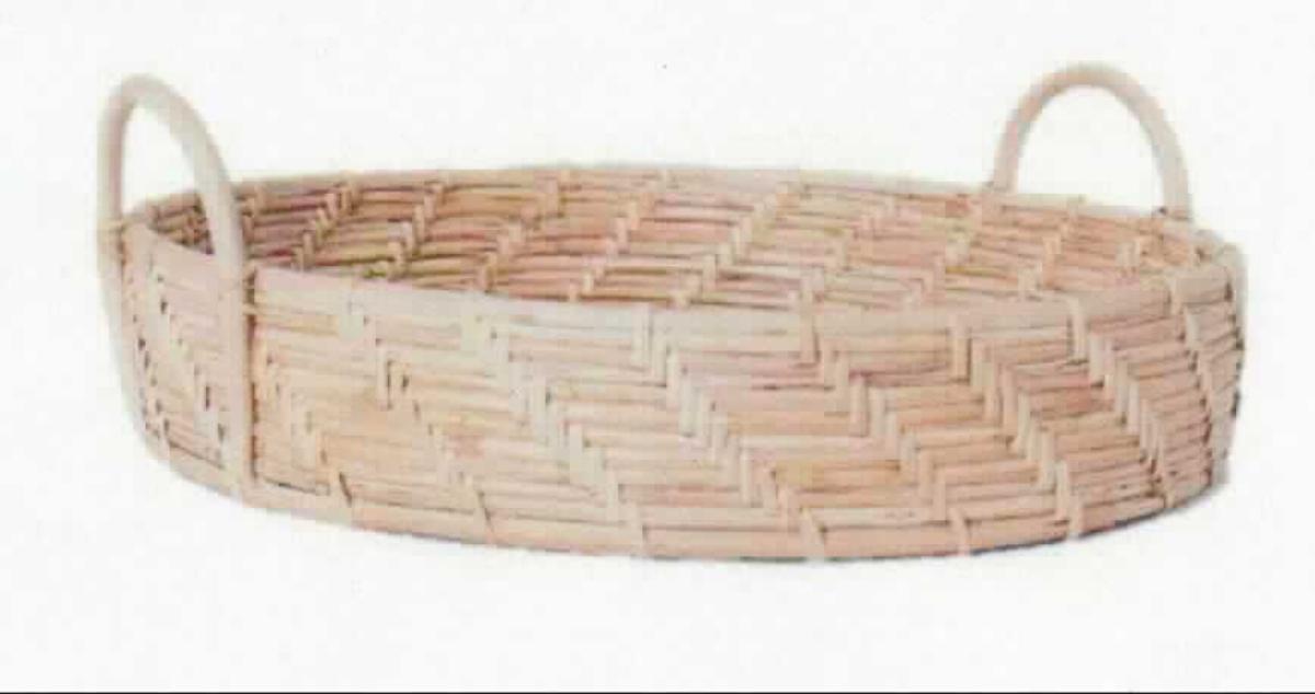 Nach den Angaben der Antragstellerin sowie der vorliegenden Produktspezifikation handelt es sich um ein Tablett aus Rattan (106028).
Das naturfarbene, runde (Durchmesser ca. 35 cm) Tablett mit ca. 7,5 cm hohen Rand besteht unmittelbar aus miteinander verflochtenen Rattanzweigen (Flechtstoff im Sinne der Anmerkung 1 zu Kapitel 46) und ist an den gegenüberliegenden Seiten jeweils mit einem Tragegriff ausgestattet.

Hinweise auf eine Fertigung in Handarbeit haben sich nicht ergeben.

Zolltarifrechtlich handelt es sich um eine "Flechtstoffware, unmittelbar aus pflanzlichen Flechtstoffen hergestellt, aus Rattan, nicht handgearbeitet".