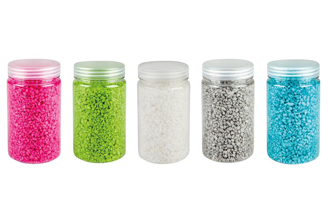 Angaben:
Dekosteine 500 g in Box; 5-farbig sortiert: in pink, grey, hellblau, weiß, hellgrün; Material: Limestone.

Befund:
Körnungen von Naturstein, künstlich gefärbt.