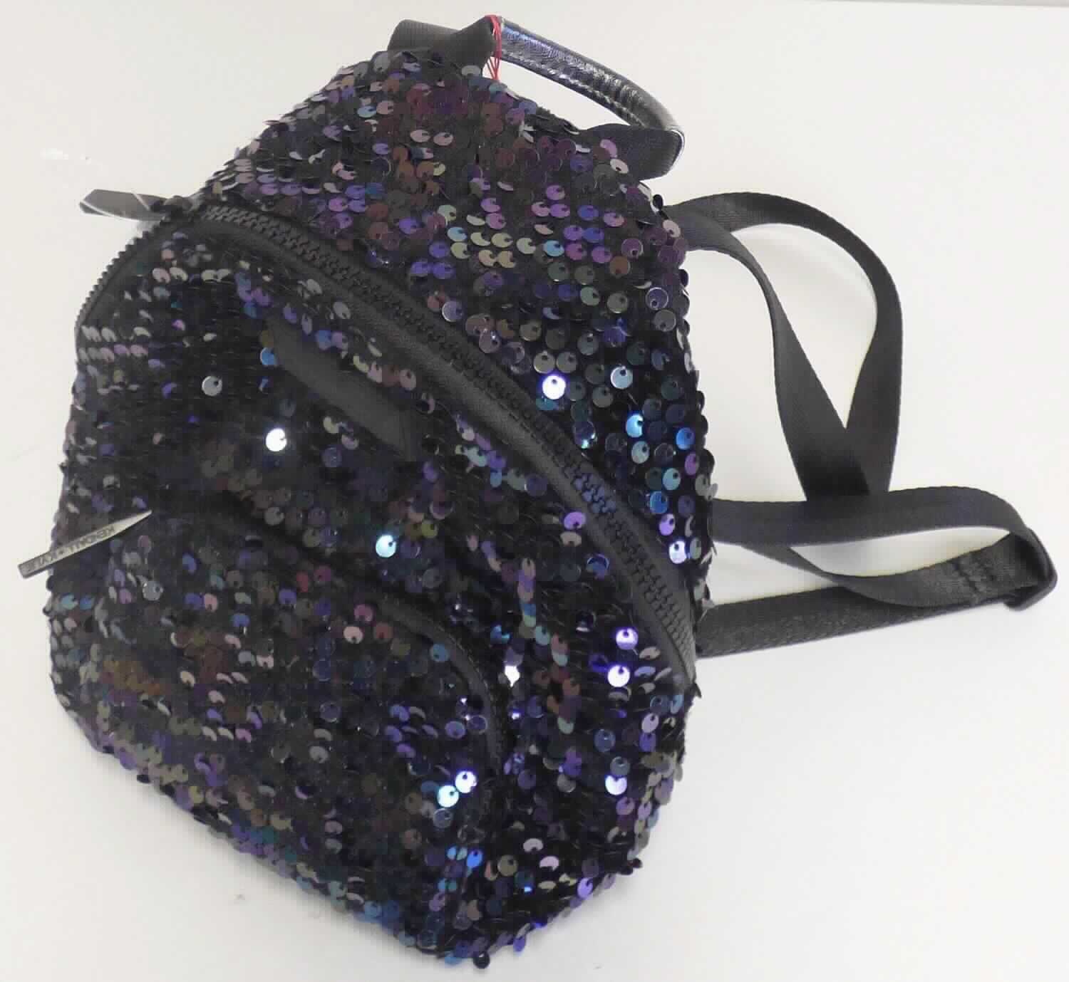 Rucksack "kendall+kylie", Foto siehe Anlage,
- mit einer flächenmäßig überwiegenden (charakterbestimmenden) Außenseite aus mit Pailletten bestickten
  Gewirken aus Spinnstoffen der Position 5810 (Applikationsstickerei), wobei die Pailletten aus Kunststoff das
  Gewirke aus Spinnstoffen bedecken und den mit bloßem Auge wahrnehmbaren Stoff an der Oberfläche bilden,
- im Bereich der Rückseite und des Bodens mit einer Außenseite aus Kunststofffolien,
- mit einem Handtragegriff,
- mit zwei längenverstellbaren Trageriemen in Form eines Gewebebands, das durch zwei Ösen am oberen Rand 
  an beiden Seiten bis zum unteren Rand der Tasche geführt wird,
- auf der Vorderseite mit einem aufgesetzten Reißverschlussfach,
- mit einem gefütterten Hauptfach mit einem dreiseitig verlaufenden Reißverschluss,
- in den Abmessungen: ca. 21 cm (Breite) x 21 cm (Höhe) x 11 cm (Tiefe).

"Rucksack, anderer als in den Unterpositionen 4202 91 bis 4202 92 genannte"