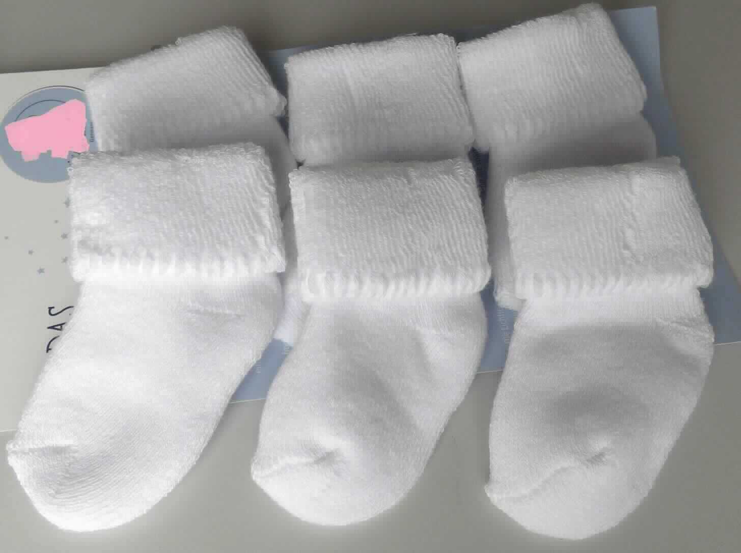 Bekleidungszubehör für Kleinkinder, sog. Erstlingssöckchen, Art. 8201400, Größe 0, Foto siehe Anlage,
- drei Paar Socken in einem Polybeutel mit bedrucktem Pappeinleger und Kunststoffaufhänger verpackt, 
- aus ca. 3,3 mm dicken, einfarbigen Schlingengewirken aus laut Antrag 86 % Baumwolle, 12 % Polyamid und 2 % 
  Elasthan (beides synthetische Chemiefasern), 
- schlauchförmig abgepasst gewirkt und an den Fußspitzen durch Zusammennähen konfektioniert, 
- den Knöchel bedeckend, 
- mit einem Fußmaß (gemessen von der Spitze bis zum Fersenscheitelpunkt) von ca. 7 cm, 
- am oberen Rand umgeschlagen,
- ist für Kleinkinder mit einer Körpergröße von bis zu 86 cm bestimmt.

"Bekleidungszubehör (Socken), aus Gewirken, für Kleinkinder, aus Baumwolle"