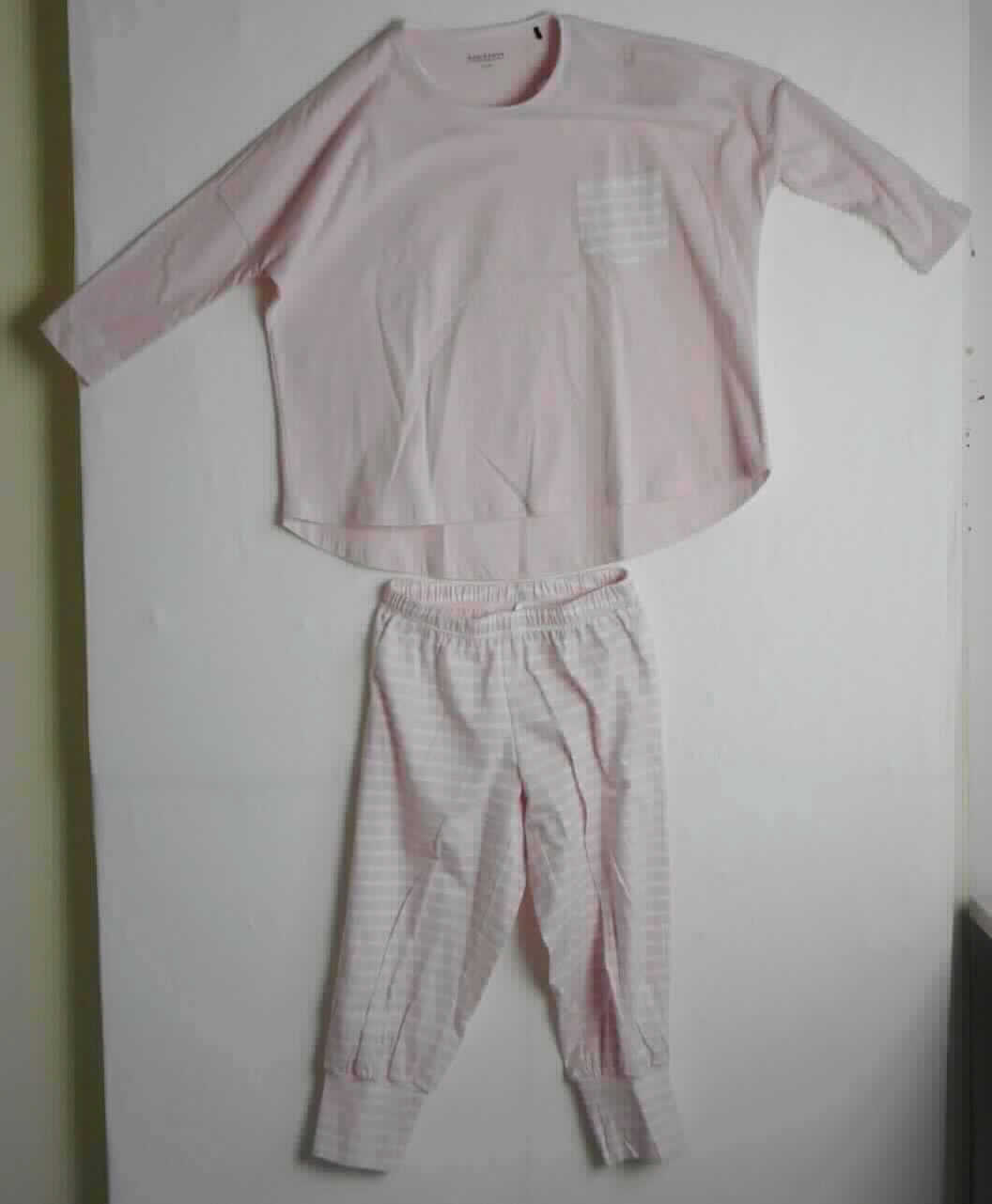 T-Shirt und lange Hose, sog. Mädchenpyjama, Art. 166067, Größe 152, Foto siehe Anlage,
- in einem Polybeutel verpackt,
- als zweiteilige Zusammenstellung; kein Schlafanzug, da die Kleidungsstücke nach ihren objektiven Merkmalen 
  (insbesondere nach Schnitt, Material und Gesamteindruck) unterschiedslos im Bett oder an anderen Orten 
  getragen werden können und daher nicht dazu bestimmt sind, ausschließlich oder im Wesentlichen als
  Nachtkleidung getragen zu werden,
- keine Kombination, u. a. weil ein Kleidungsstück der Position 6109 (T-Shirt) nicht als Bestandteil einer 
  Kombination zugelassen ist,
- lange Hose:
-- aus ca. 0,6 mm dicken, bedruckten Gewirken aus laut Antrag 100 % Baumwolle, 
-- in der Taille abschließend, mit einem ca. 2 cm breiten, elastischen Taillenbund,
-- ohne Öffnung und ohne Verschluss,
-- ohne Hinweise auf den Trägerkreis (unisex),
-- mit 3/4-langen Hosenbeinen, die die Knie vollständig bedecken (Seitenlänge: ca. 67,5 cm),
-- an den Beinabschlüssen mit ca. 10,5 cm langen, angesetzten, doppellagig gearbeiteten, verengenden Bündchen.

"Lange Hose, aus Gewirken, für Mädchen, aus Baumwolle"