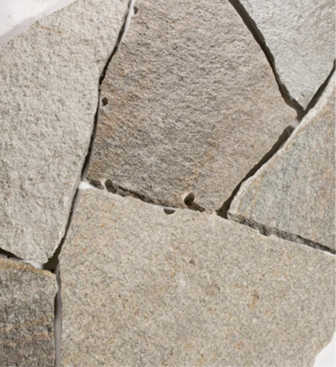Angaben:
Polygonalplatten LUSERNA VALLEVERDE, Bearbeitung: Oberfläche spaltrau, Kanten teils mit Bohrlöchern; Material: Gneis; Farbe: grau-gelblich gemischt.

Befund:
Pflasterplatten aus Naturstein.