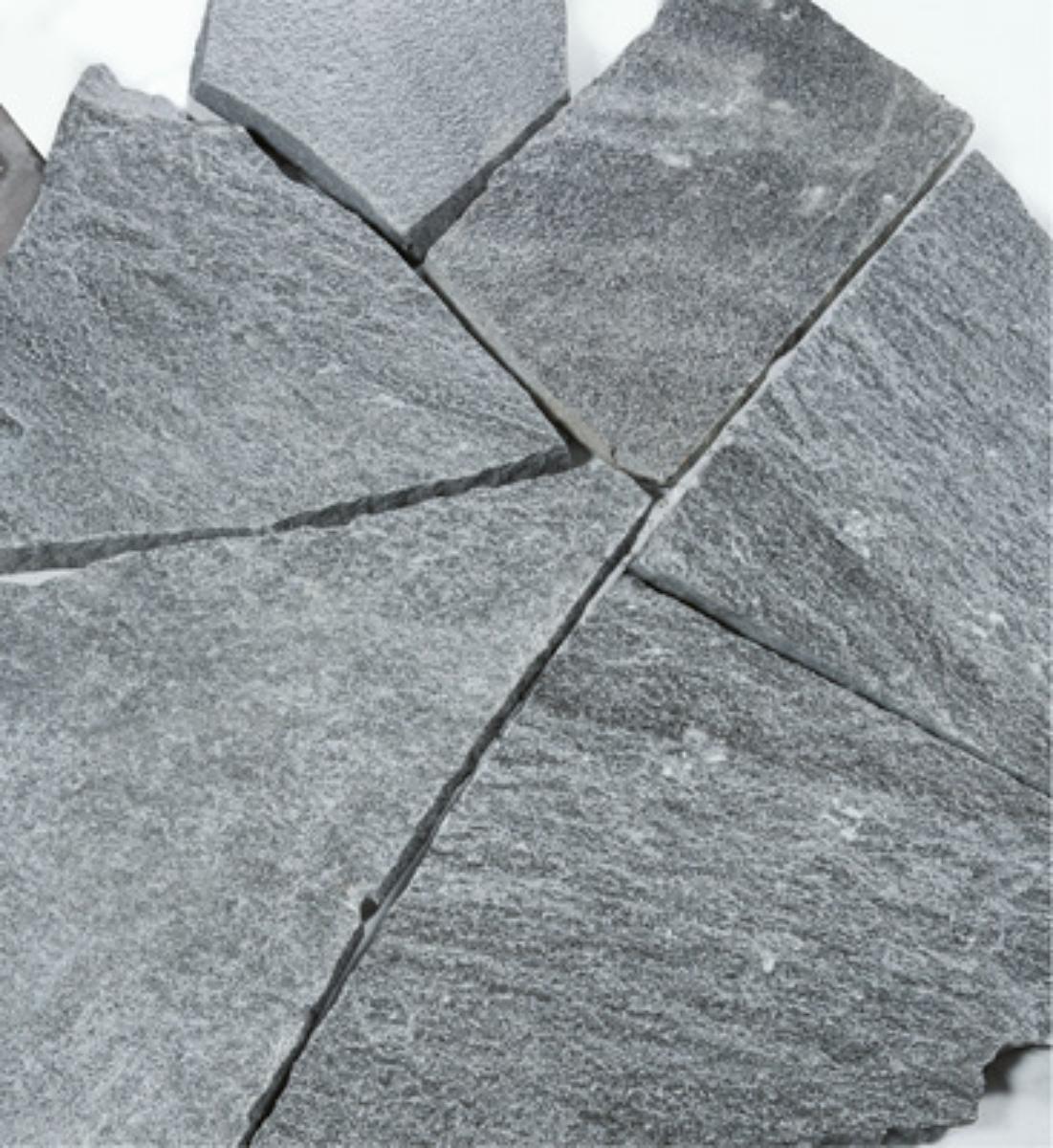 Angaben:
Polygonalplatten MAGGIA; Bearbeitung: Oberfläche spaltrau, Kanten teils mit Bohrlöchern, Material: Gneis; Farbe: dunkel- bis hellgrau, gebändert.

Befund:
Pflasterplatten aus Naturstein.