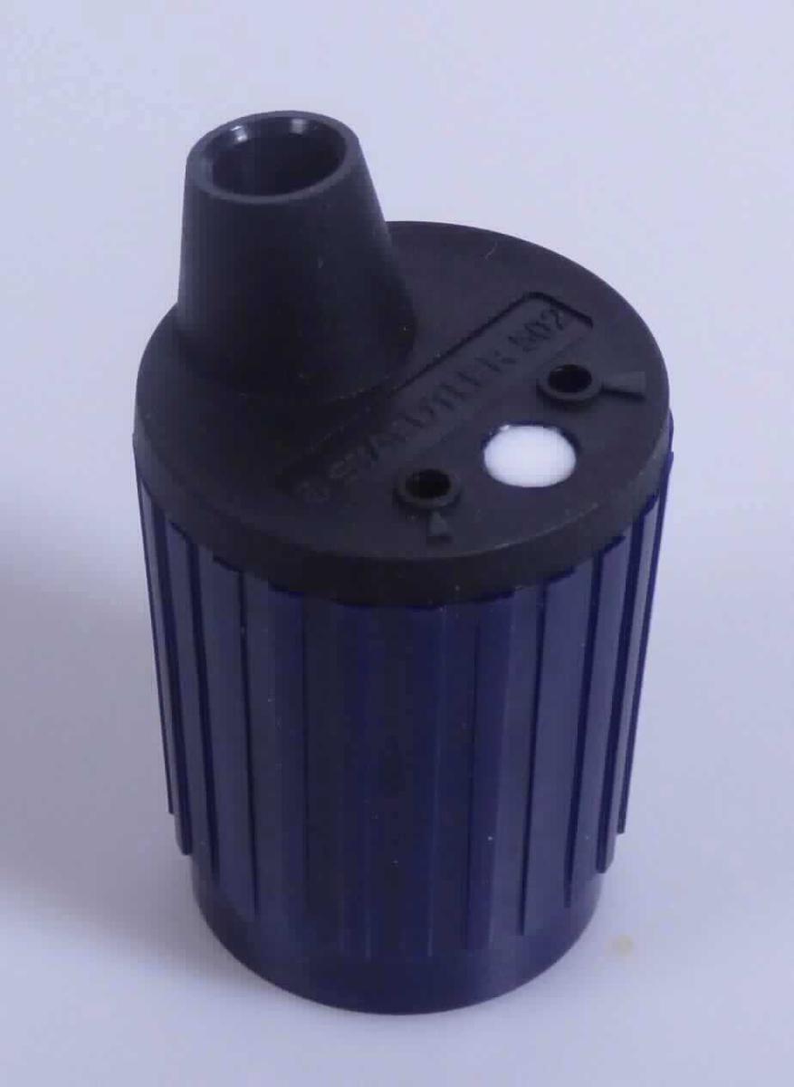 "Minenspitzdose"; Bleistiftspitzer

- in Form eines annähernd zylindrischen Behälters aus Kunststoff, einem beweglichen Deckel mit einer 
  trichterförmigen Einlassöffnung (für z.B. Druckbleistifte, Fallminenstifte) und zwei weiteren, ca. 3mm großen 
  Öffnungen für Minen

- im Innern des Behälters mit einer Schneid-/Fräsvorrichtung (Walzenfräser) aus unedlem Metall (= arbeitender Teil)
  versehen

- mit freiem Arm zu handhaben

- ohne Grundplatte, Füße oder sonstige Vorrichtung zur Befestigung an einem Tisch

- dient dem Spitzen von Minen von Druckbleistiften, Fallminenstiften, Minenschreibern

- in einem Pappkarton mit produktbezogenen Hinweisen verpackt
