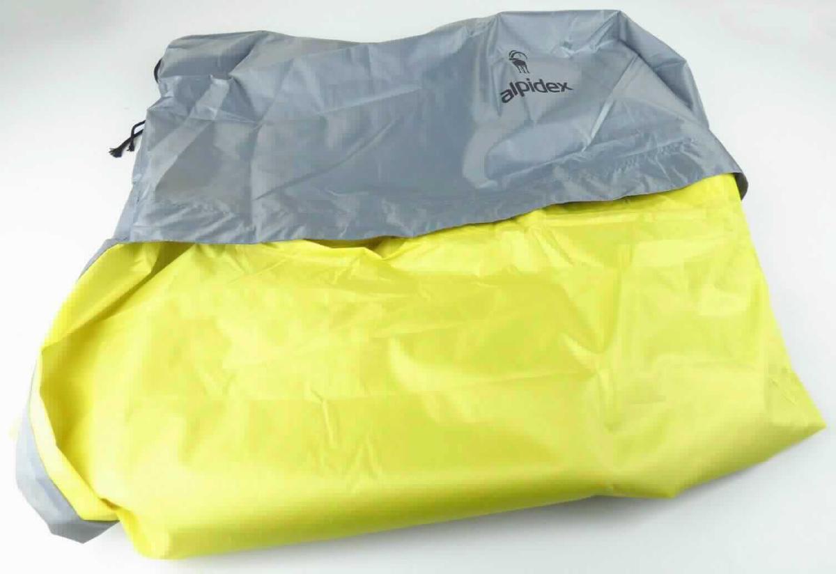 Andere Campingausrüstung, sog. Biwaksack, Foto siehe Anlage
- in einem kleinen, im Bereich des "Kopfendes" angenähten Beutel [mit Tunnelzug; übliche Verpackung im Sinne
  der AV 5 b)] aus dem gleichen Gewebe wie der Biwaksack verpackt.
- mit einer Länge von laut Antrag 210 cm und einer Breite von 82 cm,
- aus einfarbigen (silber und signalgelb) Geweben aus laut Antrag 100 % Polyester (synthetische Chemiefasern); 
  die Gewebe sollen laut Antrag auf der Innenseite mit Kunststoff (Polyurethan) bestrichen sein, ein Bestreichen ist
  jedoch mit bloßem Auge nicht wahrnehmbar,
- im oberen Drittel ("Kopfende") mit einer über die gesamte Breite des Vorderteils verlaufenden Öffnung, mit 
  Kordelzug,
- an den Ecken des "Kopfendes" mit jeweils zwei angenähten Kordeln ausgestattet, 
- durch Zusammennähen konfektioniert,
- ohne Polsterlage, Polsterung oder Füllung, daher kein Schlafsack der Position 9404,
- dient als multifunktionale Notfallausrüstung beim Camping und Bergsteigen (Notunterkunft, Wetterschutzüberzug
  gegen Nässe und Wind oder Sonnenschutz).

"Andere Campingausrüstung (Biwaksack) aus Spinnstoffen, aus Chemiefasern"